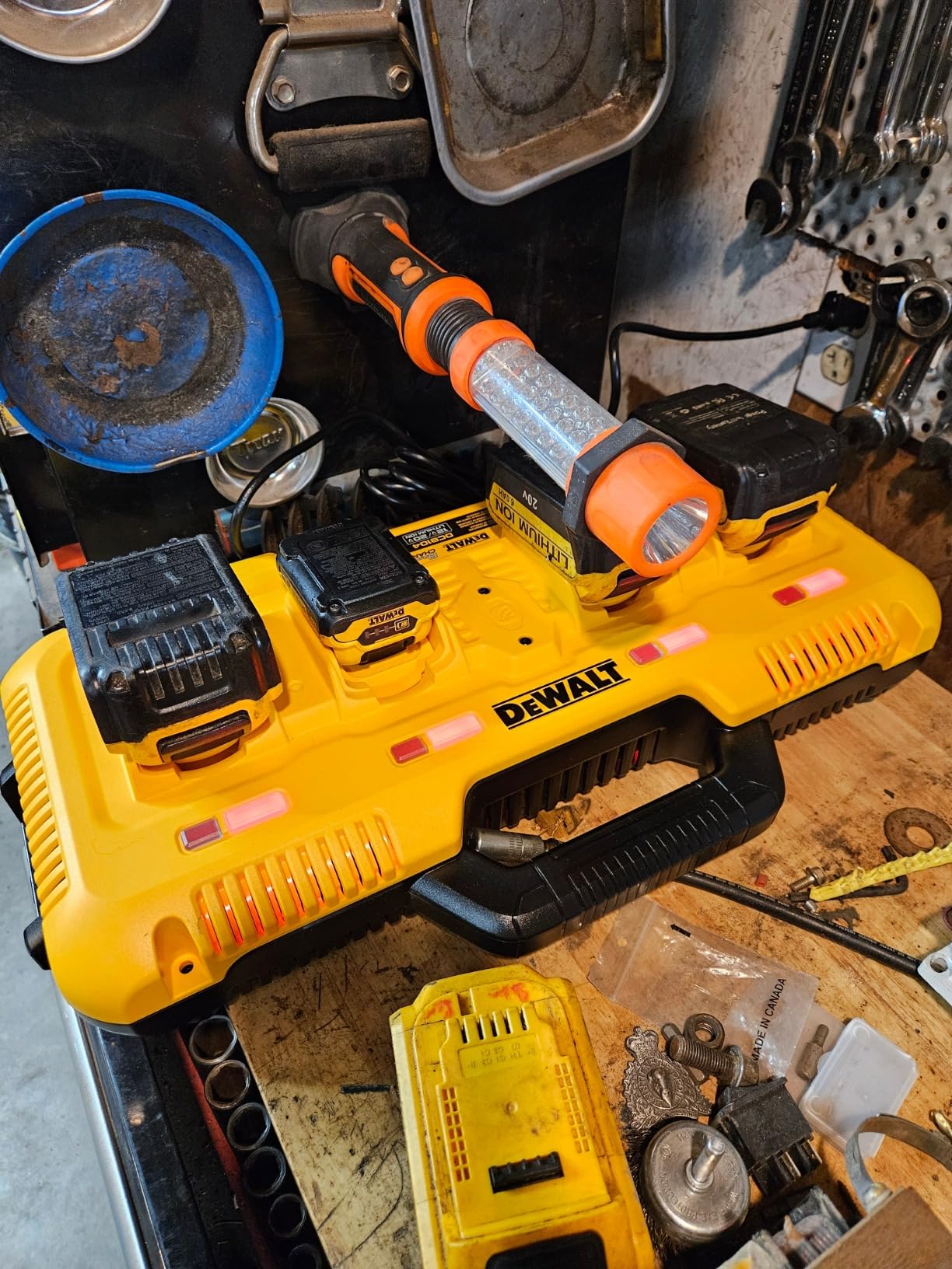 DEWALT 12V/20V/60V MAX Lithium-Ion 4-Port Fast Battery Charger photo review