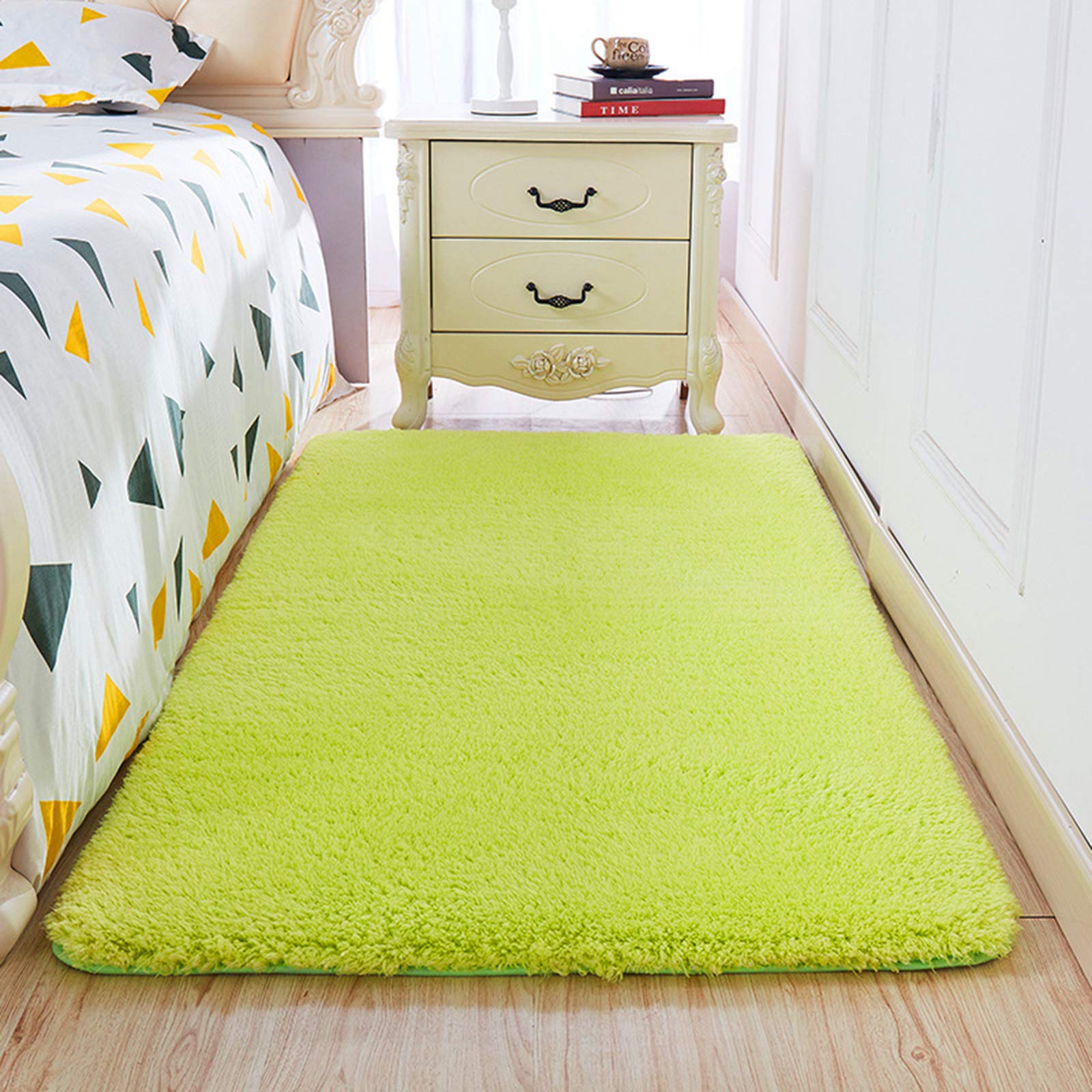 Tapis en fausse fourrure pour une ambiance cocooning dans la chambre