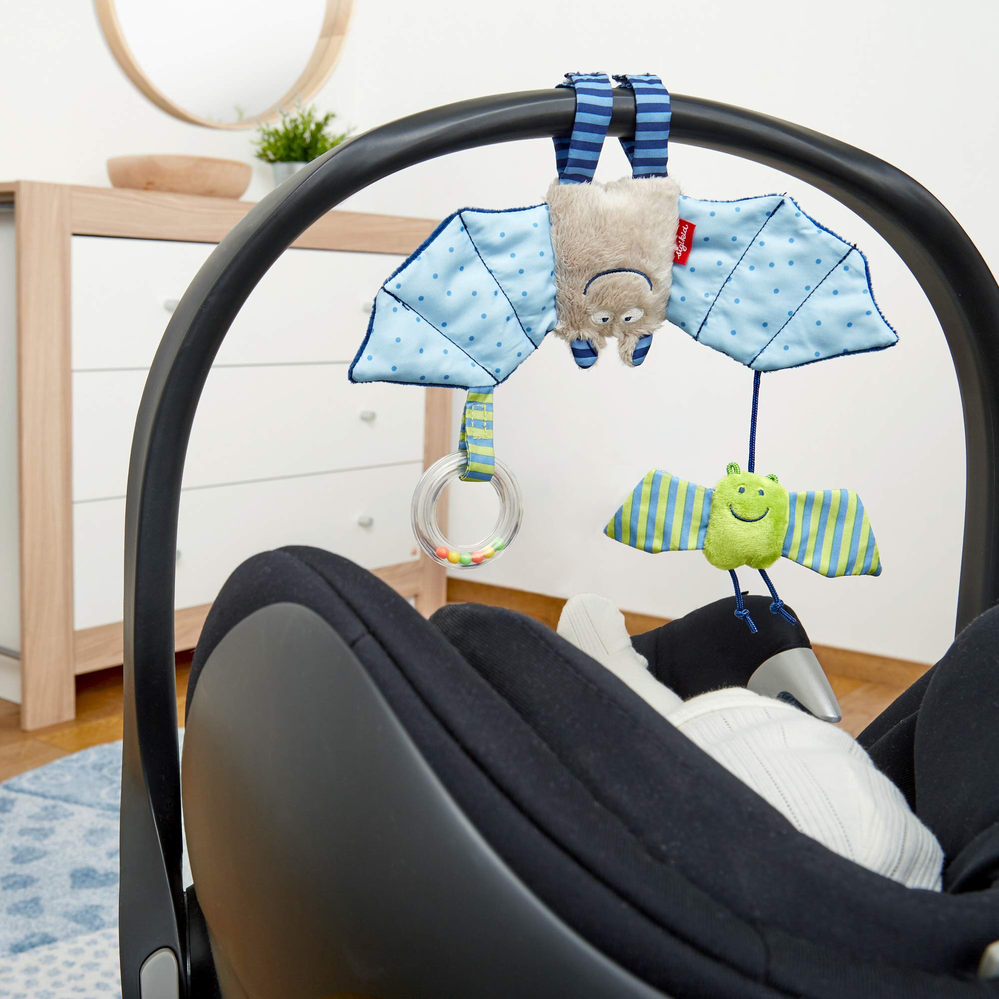 Sigikid 42249 Aktiv-Spirale Schmetterling Baby Activity On Tour Mädchen Babyspielzeug empfohlen ab Geburt Mehrfarbig & 41013 Anhänger Fledermaus Urban Mädchen und Jungen Babyspielzeug
