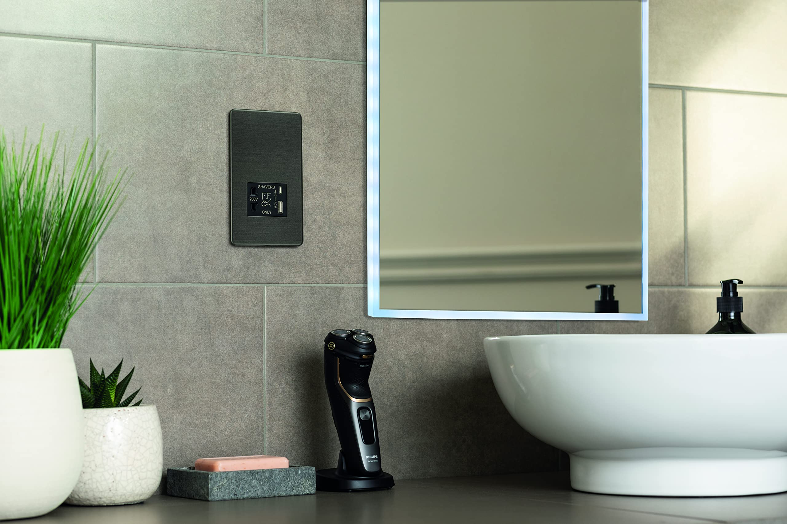 Knightsbridge Prise rasoir sans vis avec double USB A+C (5 V DC 2,4 A partagé) – Anthracite