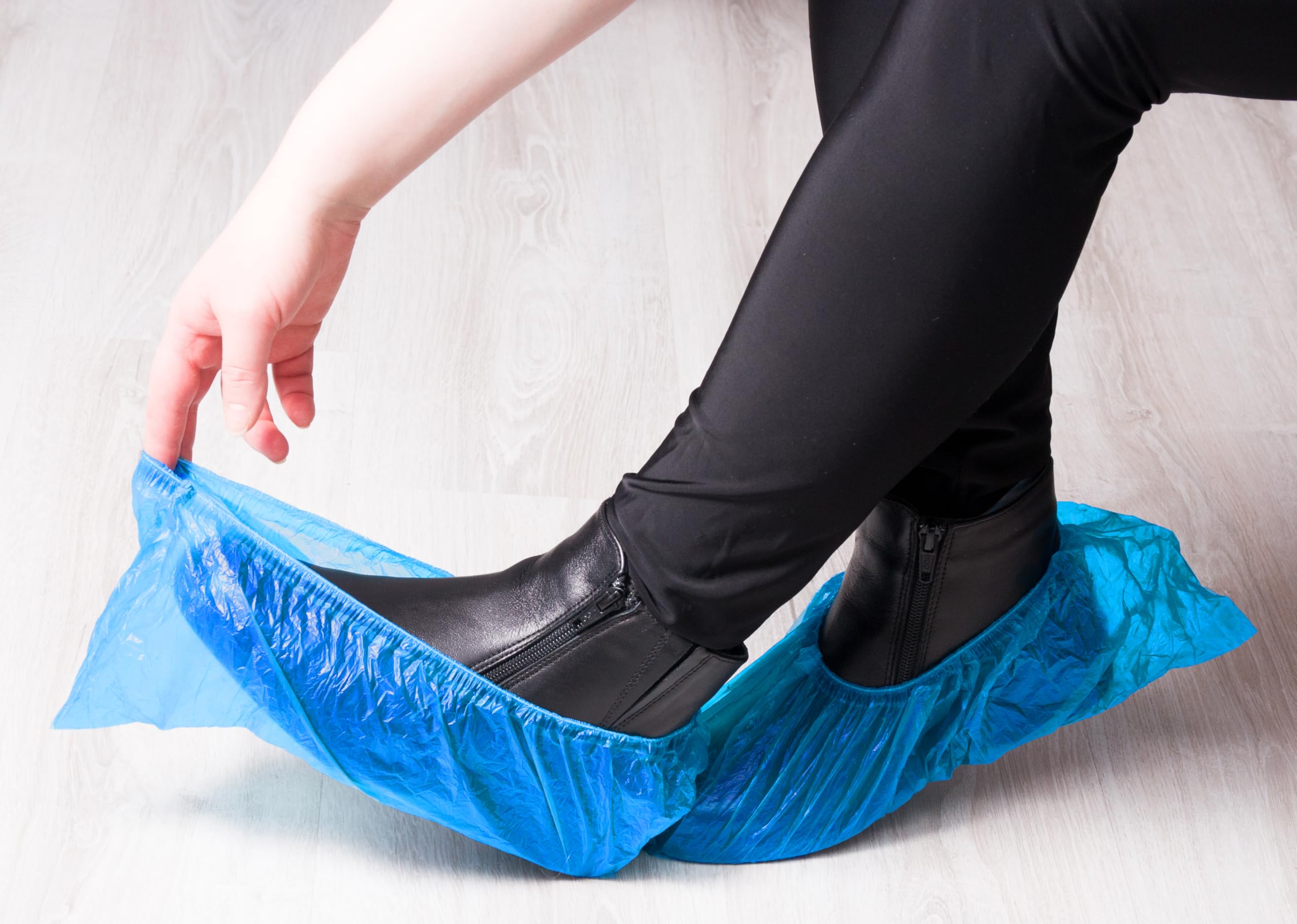 TIGA-MED Schuhüberzieher Einweg 1000 Stück – Überschuhe Strong 4,0 g aus CPE, wasserdicht & reißfest, mit Gummizug bis Schuhgröße 48, blau (OP/Praxis/Labor/Besucher)