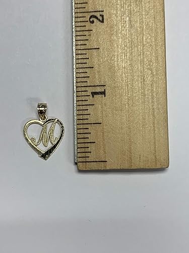 Miniatura 5 de Colgante con inicial de oro macizo de 10 quilates en marco de corazón con acabado de corte de diamante, disponible en diferentes letras del