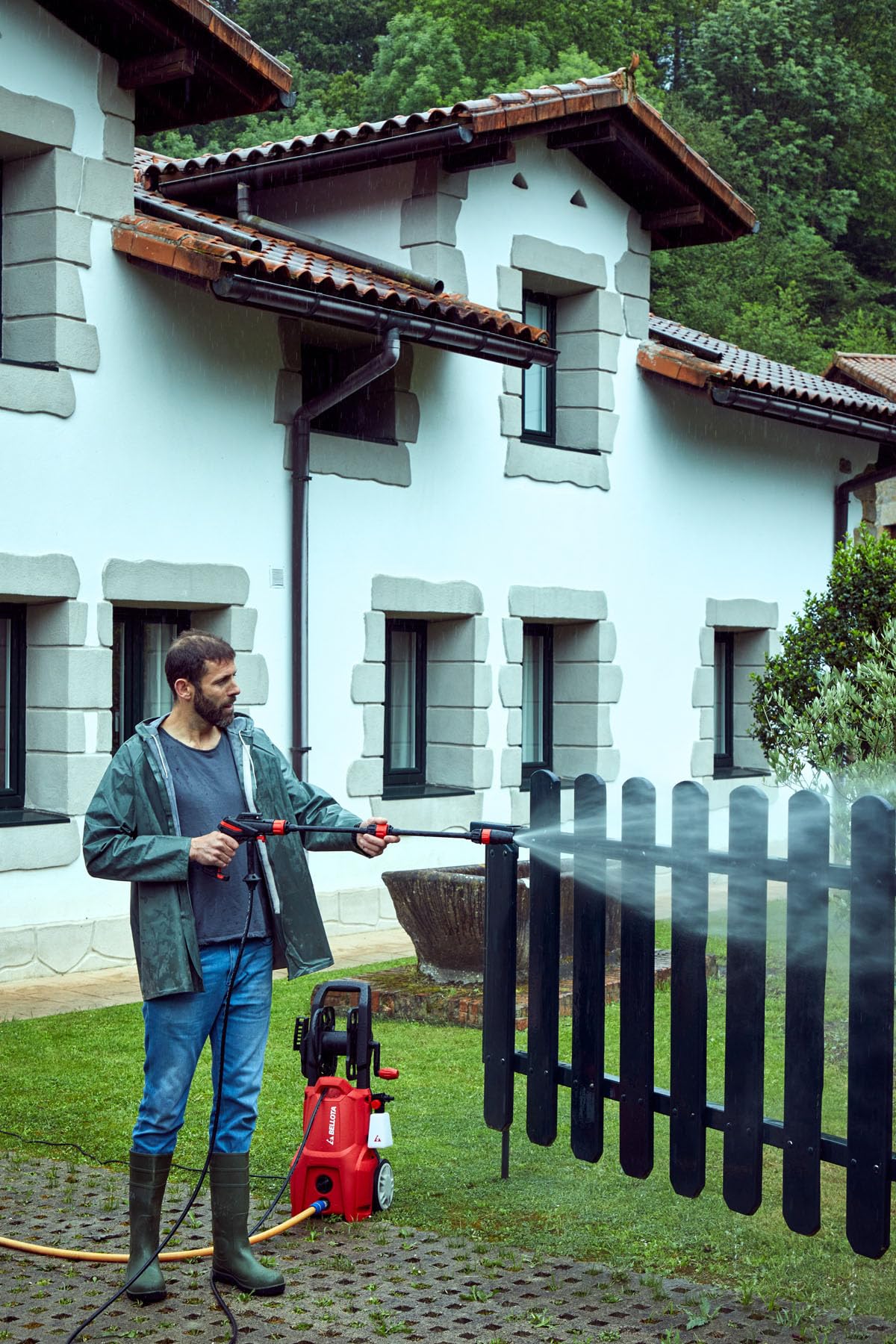 Bellota HL1700E- Hidrolimpiadora, Potencia: 1,7 kW, Presión Máx: 140 Bar, Caudal: 380 l/h, Manguera 5 m (PVC), Peso: 8 kg, Pistola No Force, Ruedas, Succión Agua,Filtro de Agua Extraible,2 boquillas