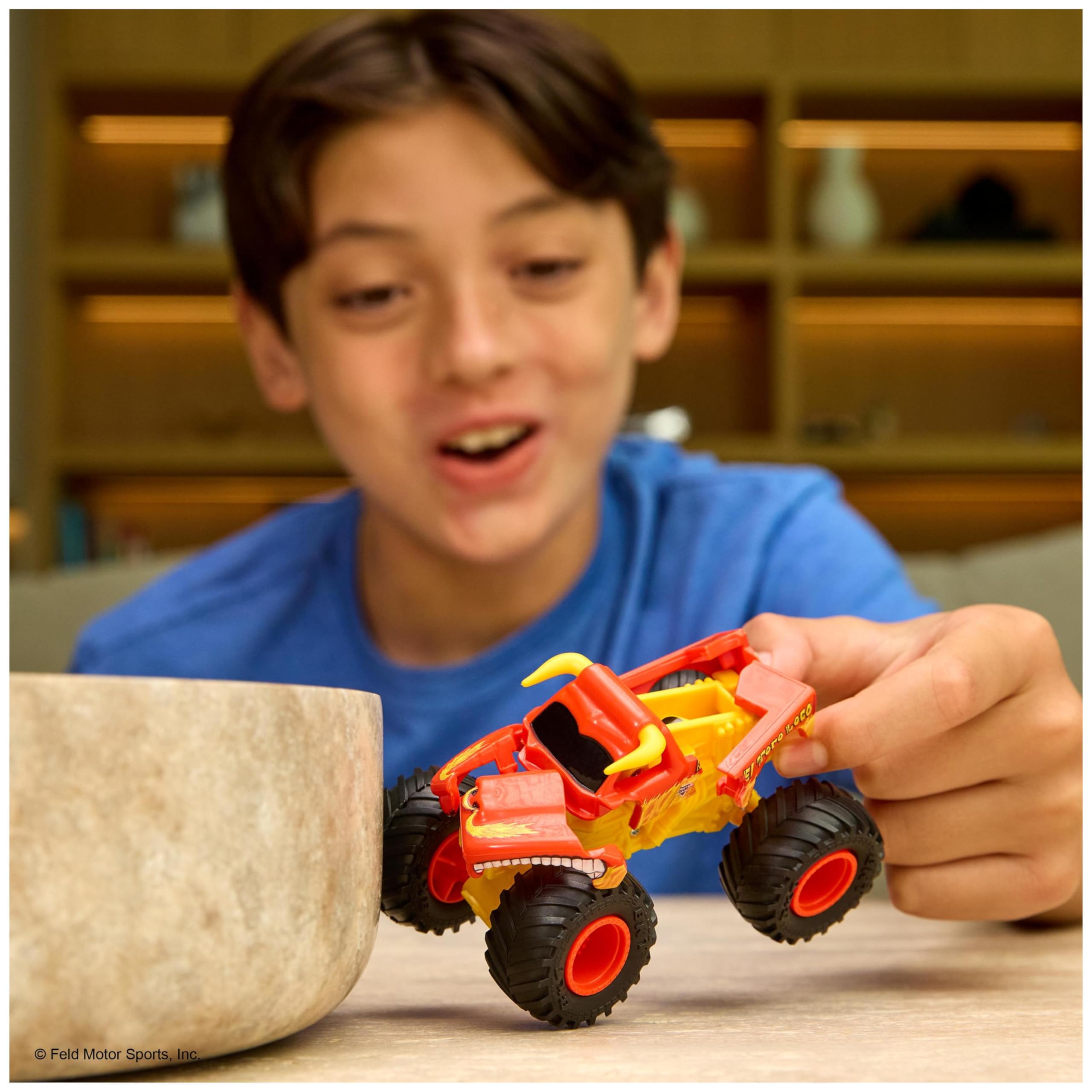 MONSTER JAM Smash & Bash Megalodon, Veicolo Monster Truck Die-Cast Rompi e Ripara, in Scala 1:64, Giocattoli per Bambini e Bambine, 3+ Anni