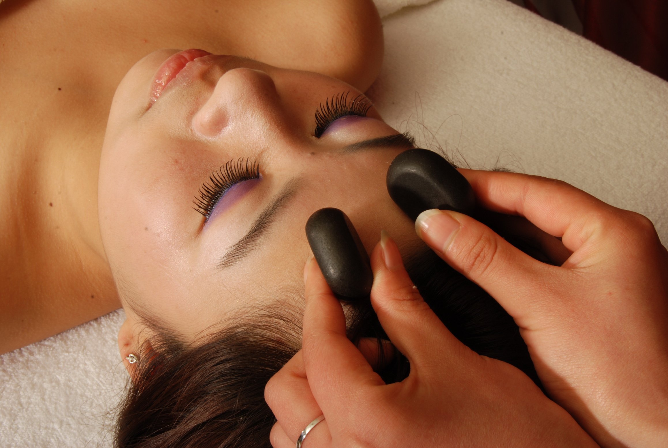 Master Massage Hot Stone Heiße Massagesteine in dekorativer Bambumskiste 60 St