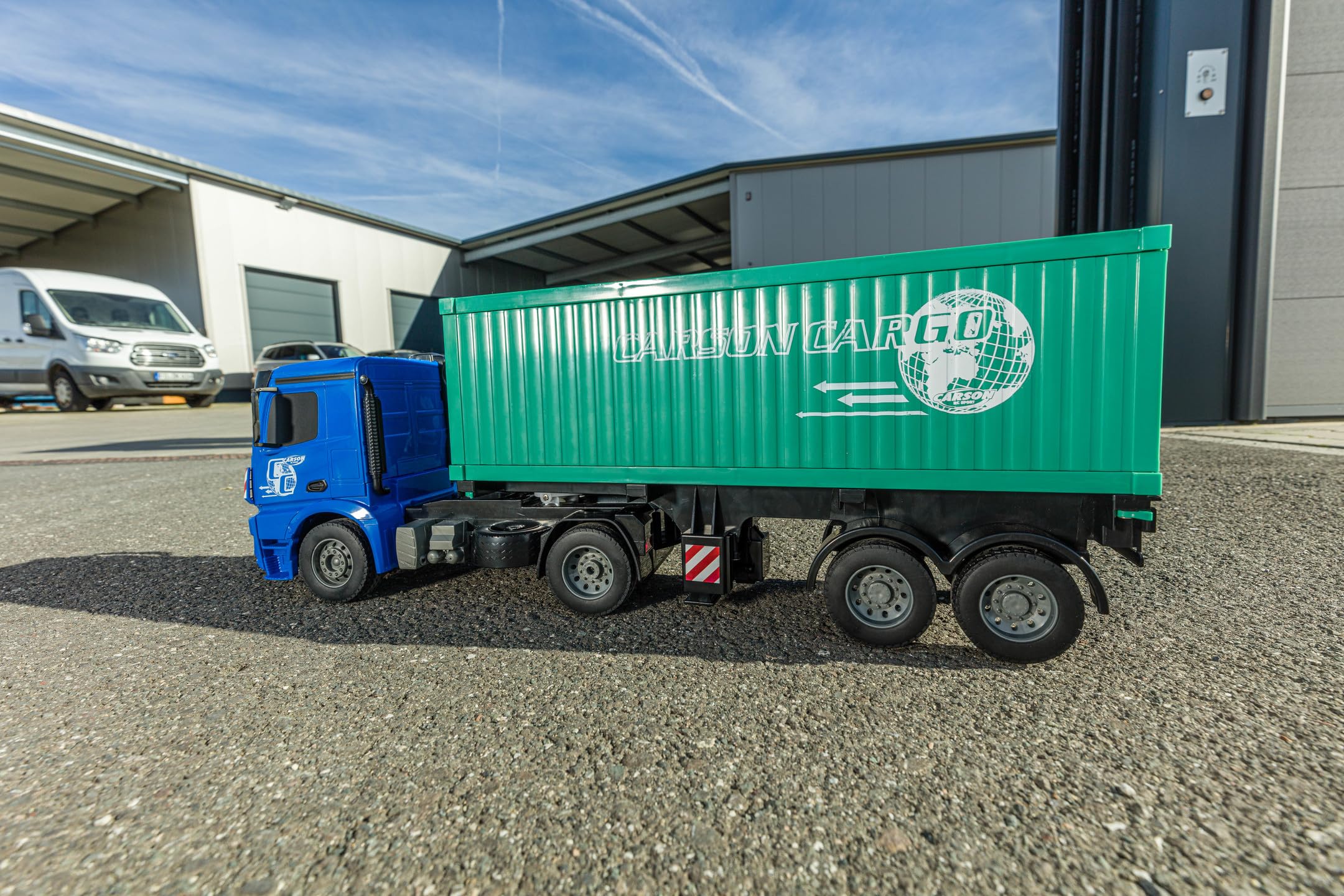 Carson 500907671 1:20 MB Arocs z kontenerem 100% RTR - Pojazd sterowany radiowo, ciężarówka z funkcjami dźwięku i światła, baterie i sterowanie radiowe, 30 minut jazdy