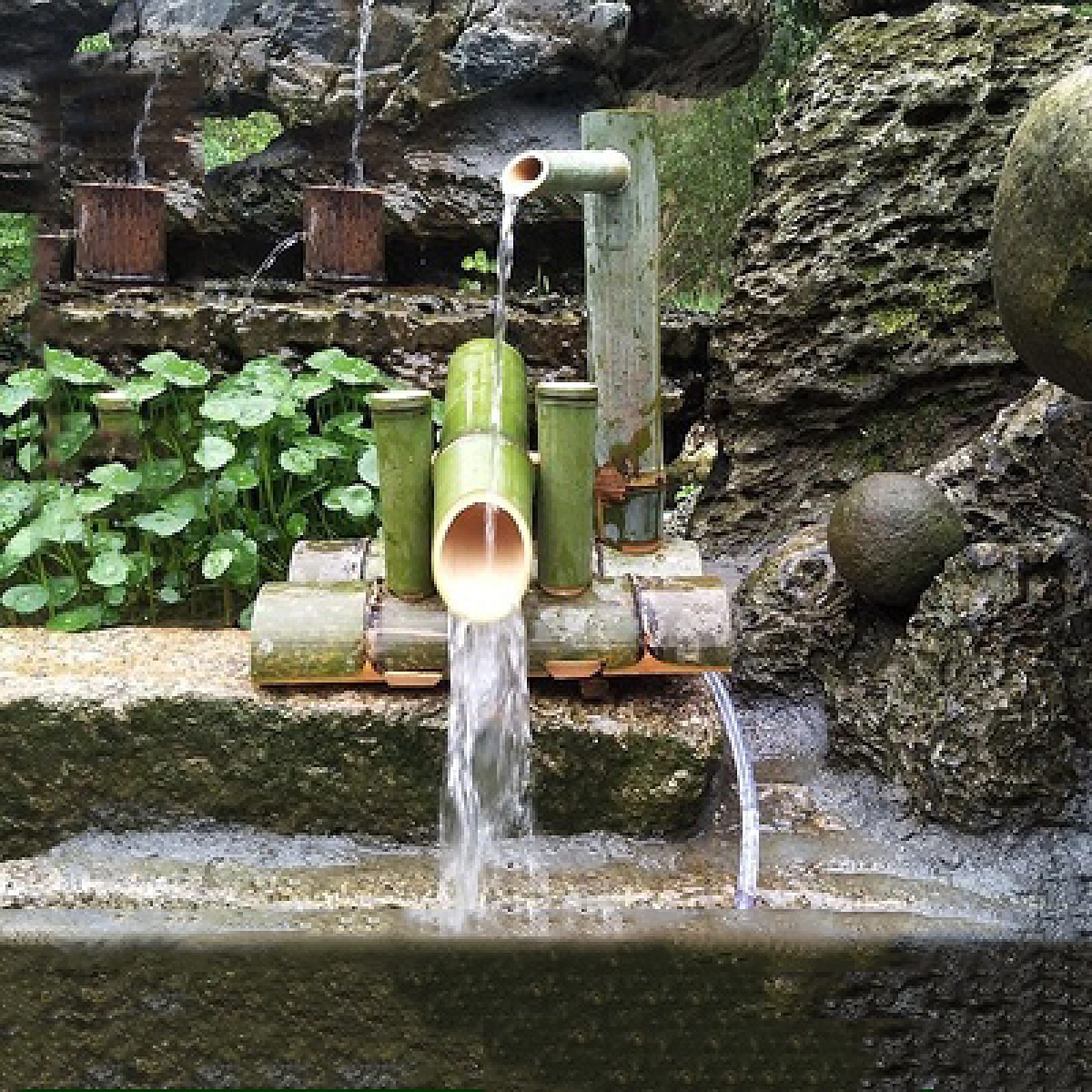 Giochi d'Acqua per Il Giardino ad energia Solare, Piccola Fontana con circolazione d'Acqua, Decorazione con Fontana in bambù, Serbatoio d'Acqua Creativo, Ornamenti da 25 cm