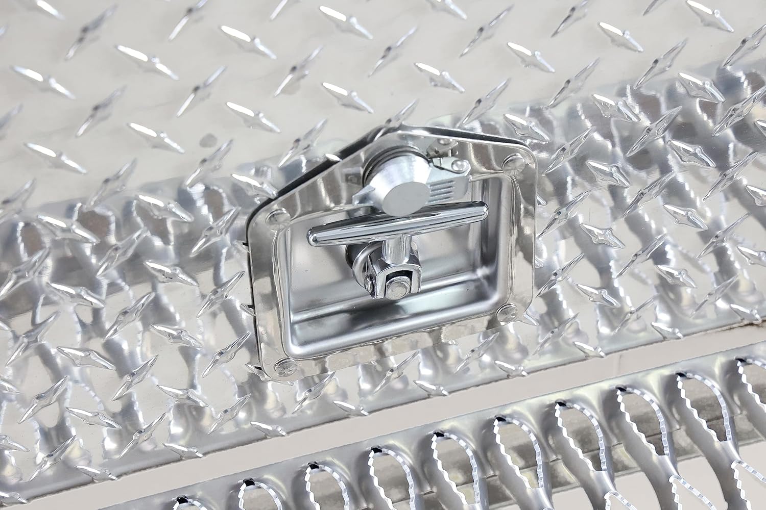 TBOZZ Cab Entry Box Aluminum Diamond Plate, 31 Inch Step Tool Box for Peterbilt 378, 379,389