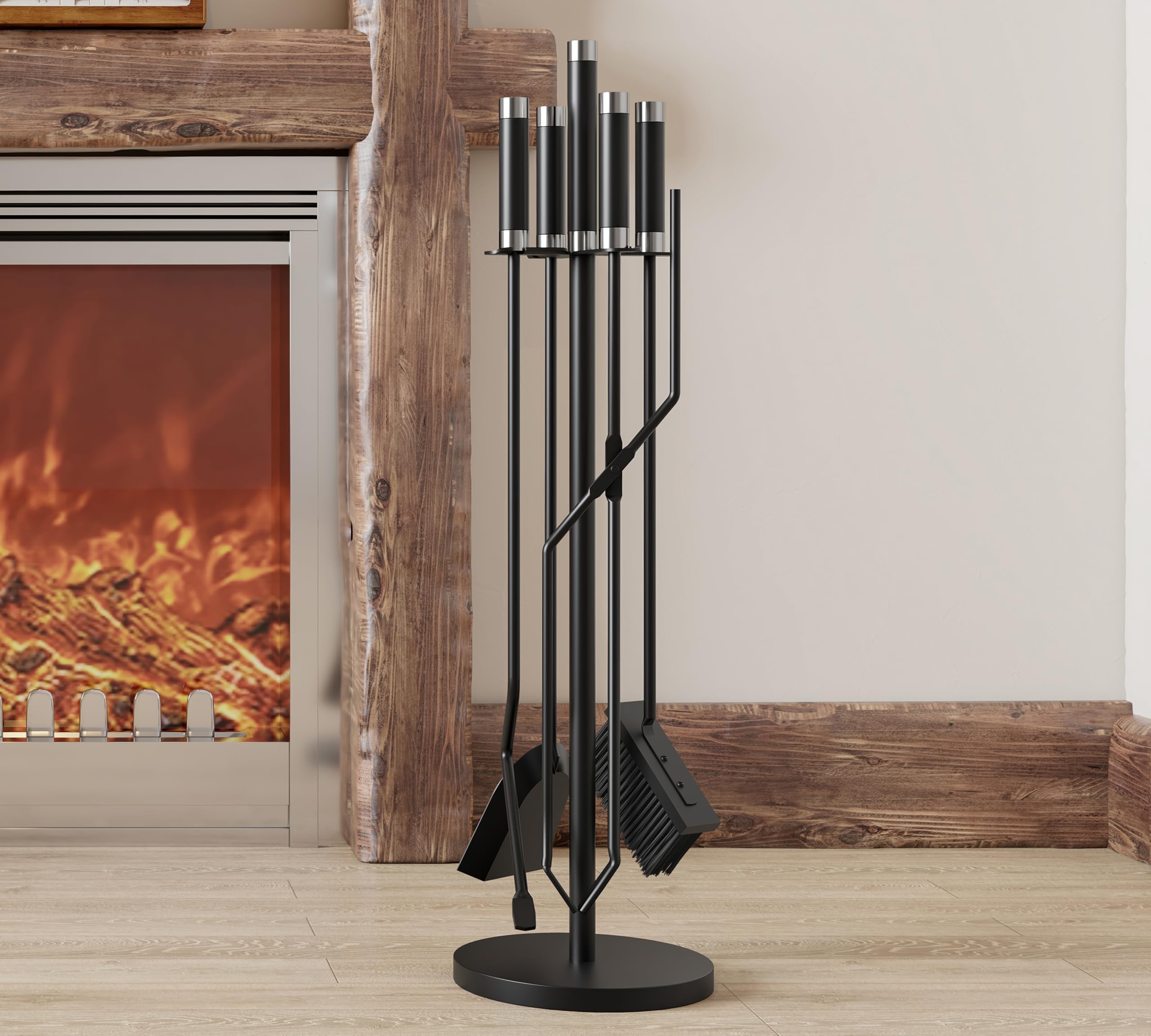 Kingson Set di 5 accessori per caminetto – Ferro rivestito in polvere nero con manici in acciaio inossidabile – Include spazzola, paletta, attizzatoio, pinze e supporto pesante – Set di strumenti per
