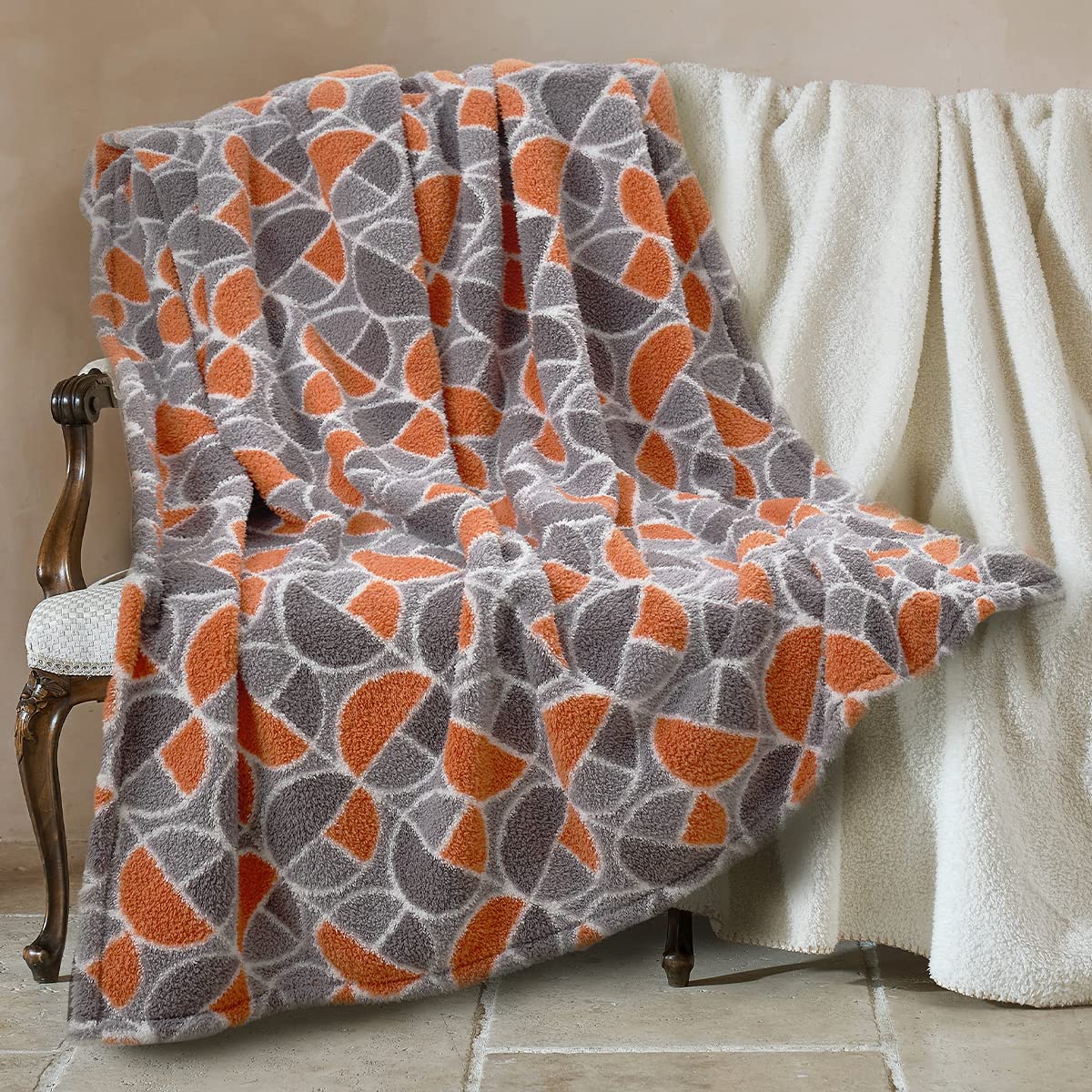 Amélie Home Fleece Throw Blanket, Soft Fuzzy Fluffy Blanket, Reversible Plush Frenchic Throw for Couch Bed Sofa, Home Decor in Fall, Winter, 50"x 60"