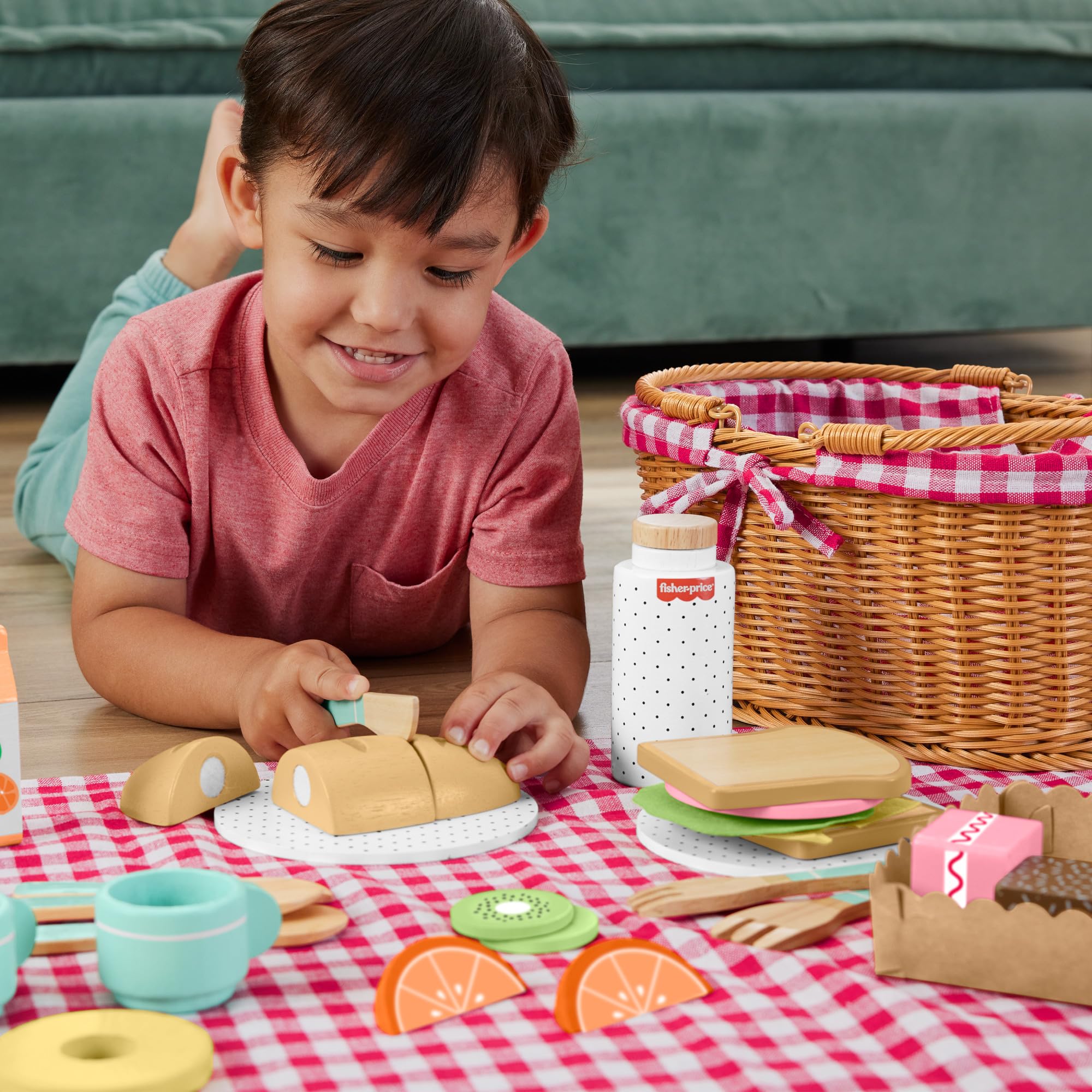 Fisher-Price Kosz piknikowy Zestaw drewnianych zabawek 31 elementów z motywem jedzenia, dla dzieci od 3 roku życia, HXT81
