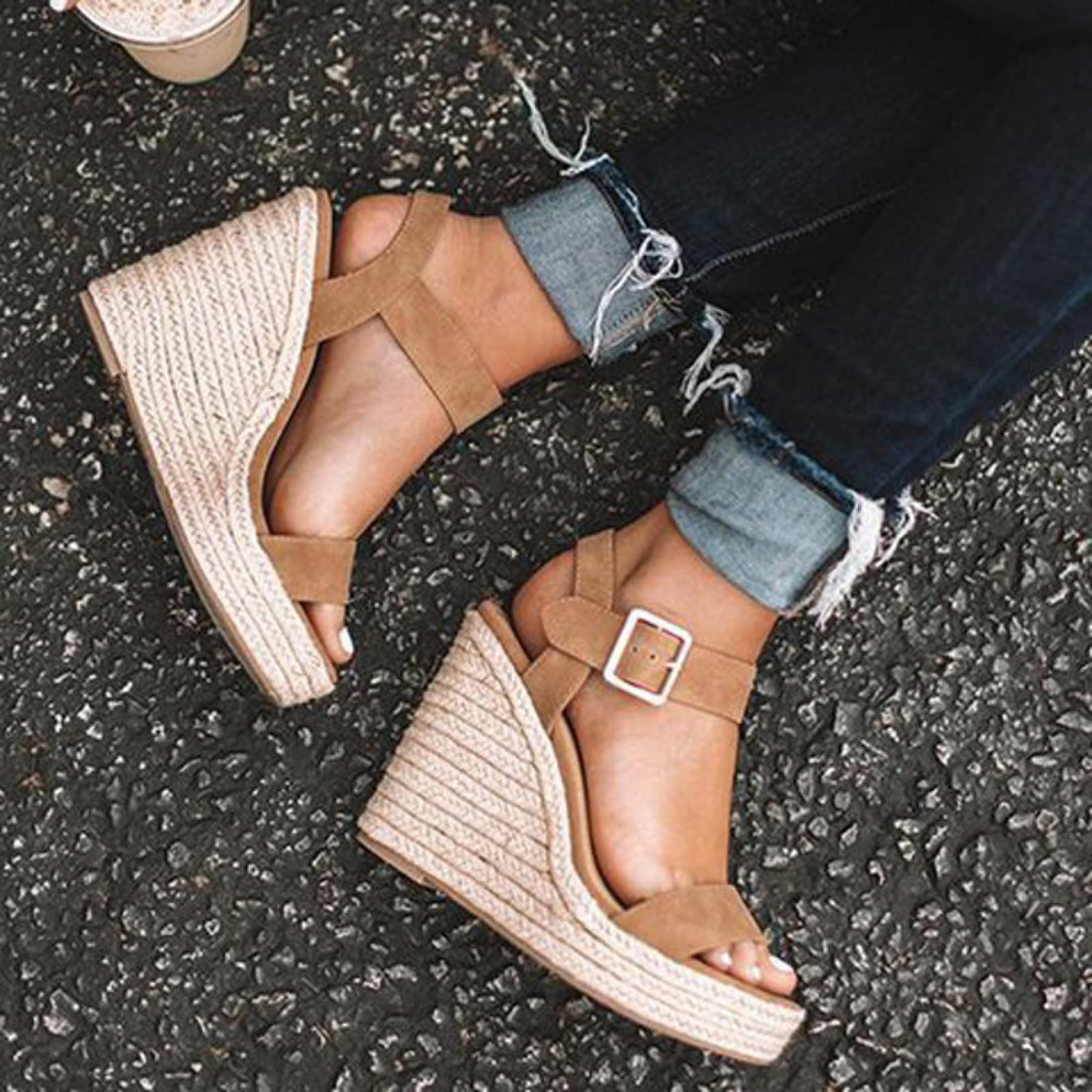 Sandale à Talon Compensé BCBGirls Taille US 9B, Marron Foncé, Bout Ouvert - Occasion En Bon état, Hauteur 3,5 Pouces, Cuir, Idéale Pour Un Look Casual Chic