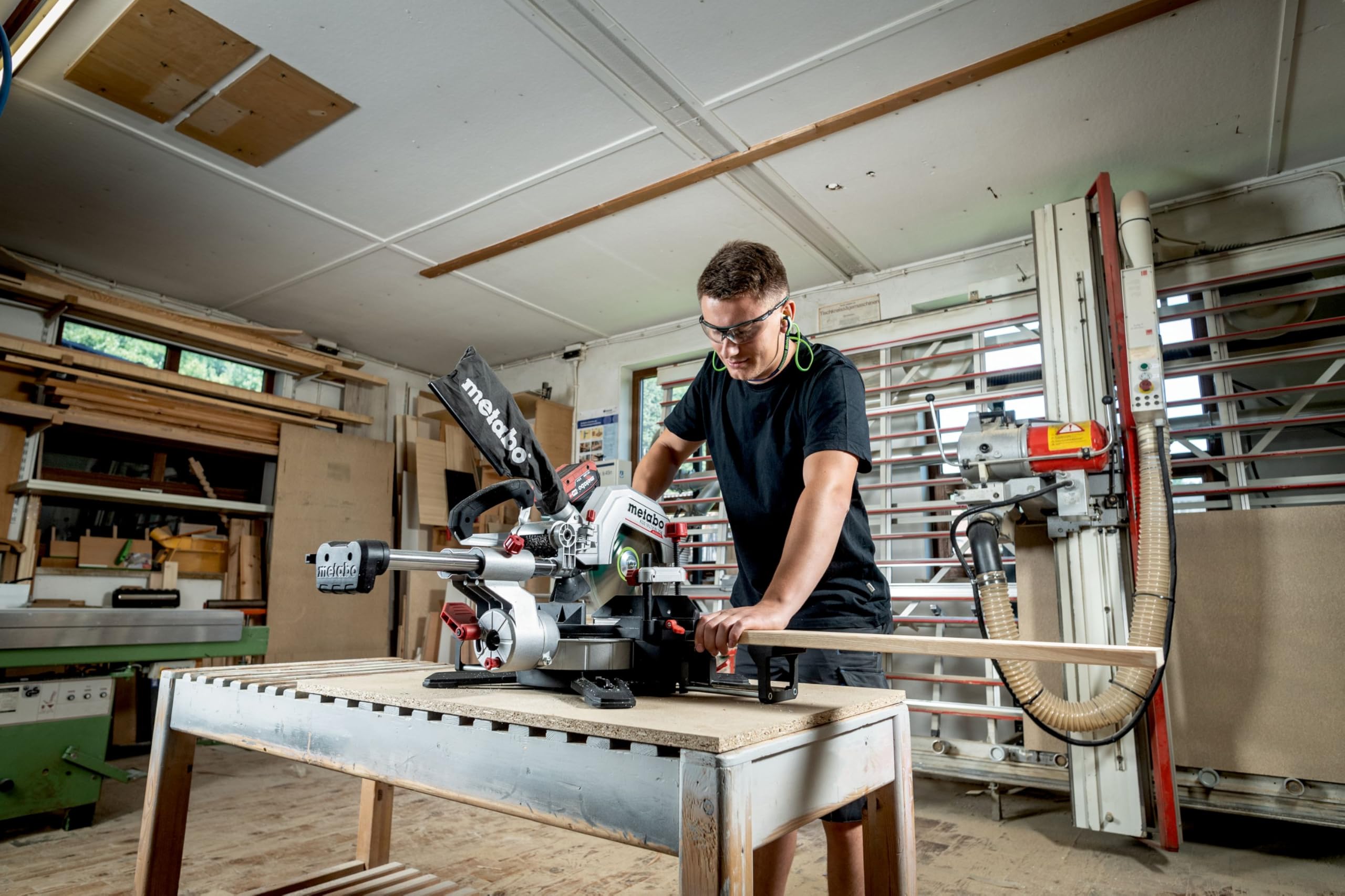 metabo Akku-Kappsäge KGS 18 LTX BL 254-18 V, 254 mm Sägeblatt, 4000/min Leerlaufdrehzahl - Brushless Motor, Präzisions-Schnittlinie, große Schnittkapazität, robuste Bauweise - Für Holz und Metall