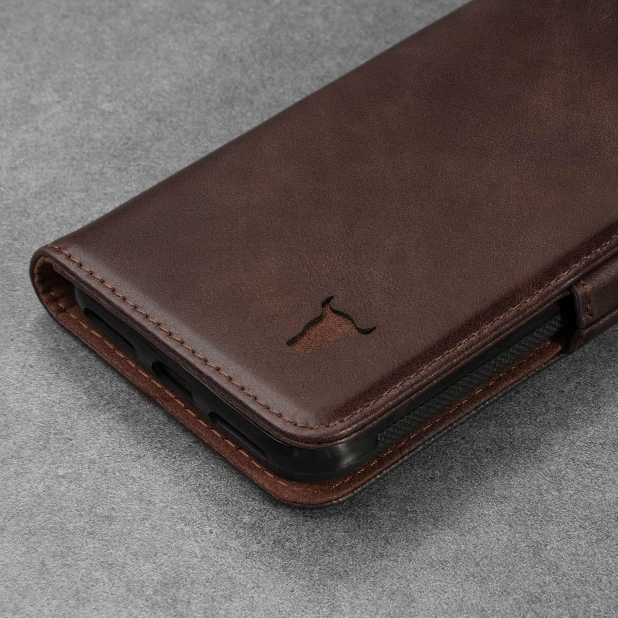 TORRO Hülle kompatibel mit iPhone SE 2022/2020 5G und iPhone 7/8 (4.7") – Premium Leder Hülle mit Standfunktion, Kartenfächern und Magnetverschluss (Dunkelbraun)
