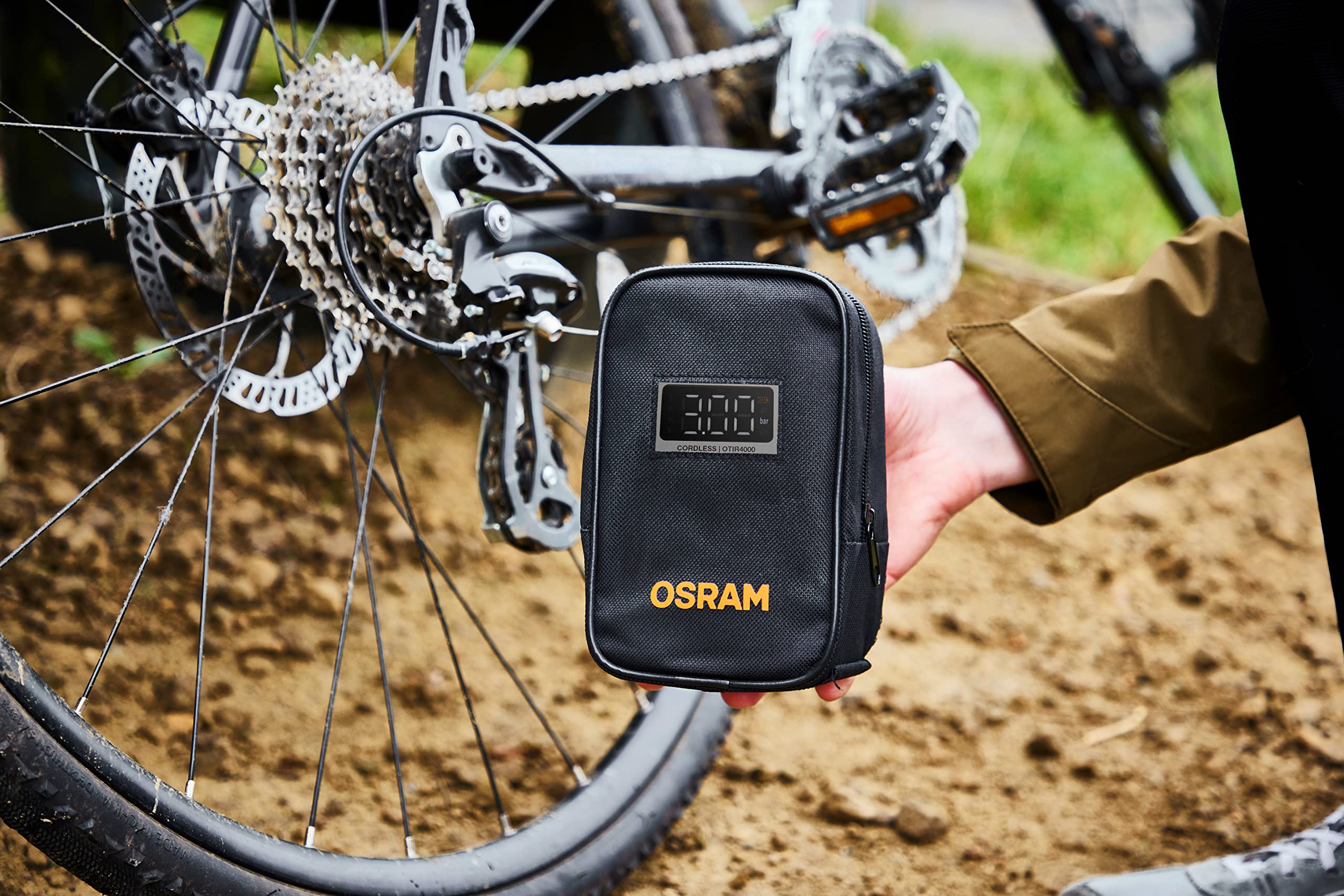 OSRAM TYREinflate 4000 Gonfleur de Pneu sans Fil Rechargeable Compresseur d'air numérique programmable avec arrêt Automatique et gonflage des pneus à lumière LED en 3,5 Minutes | d'air numérique programmable avec arrêt Automatique et gonflage des pneus à