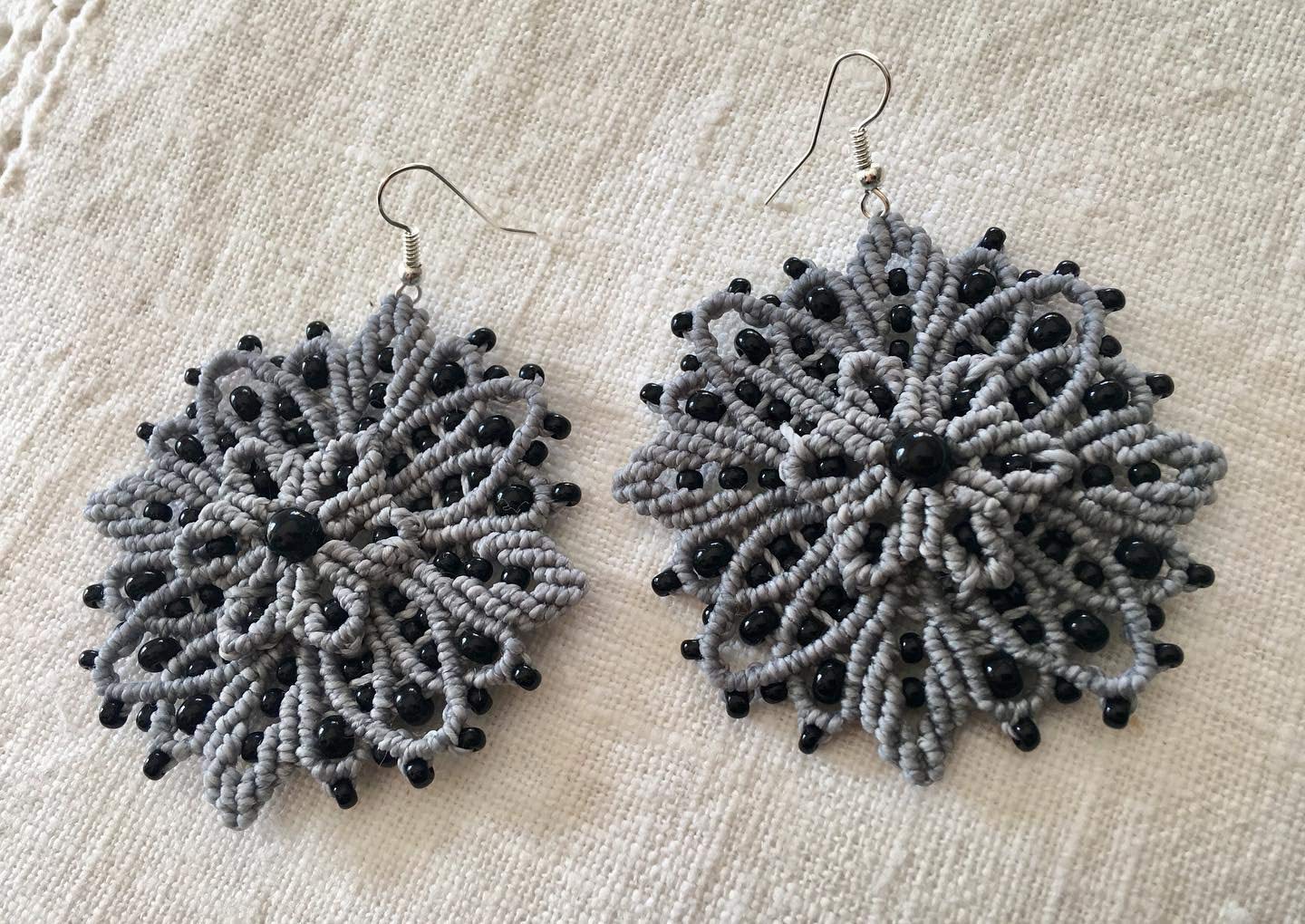 Pendientes grandes macramé flor grises con cuentas negras hechos a mano con hilo encerado, pendientes grandes.Miden aprox.6 cm. de diámetro