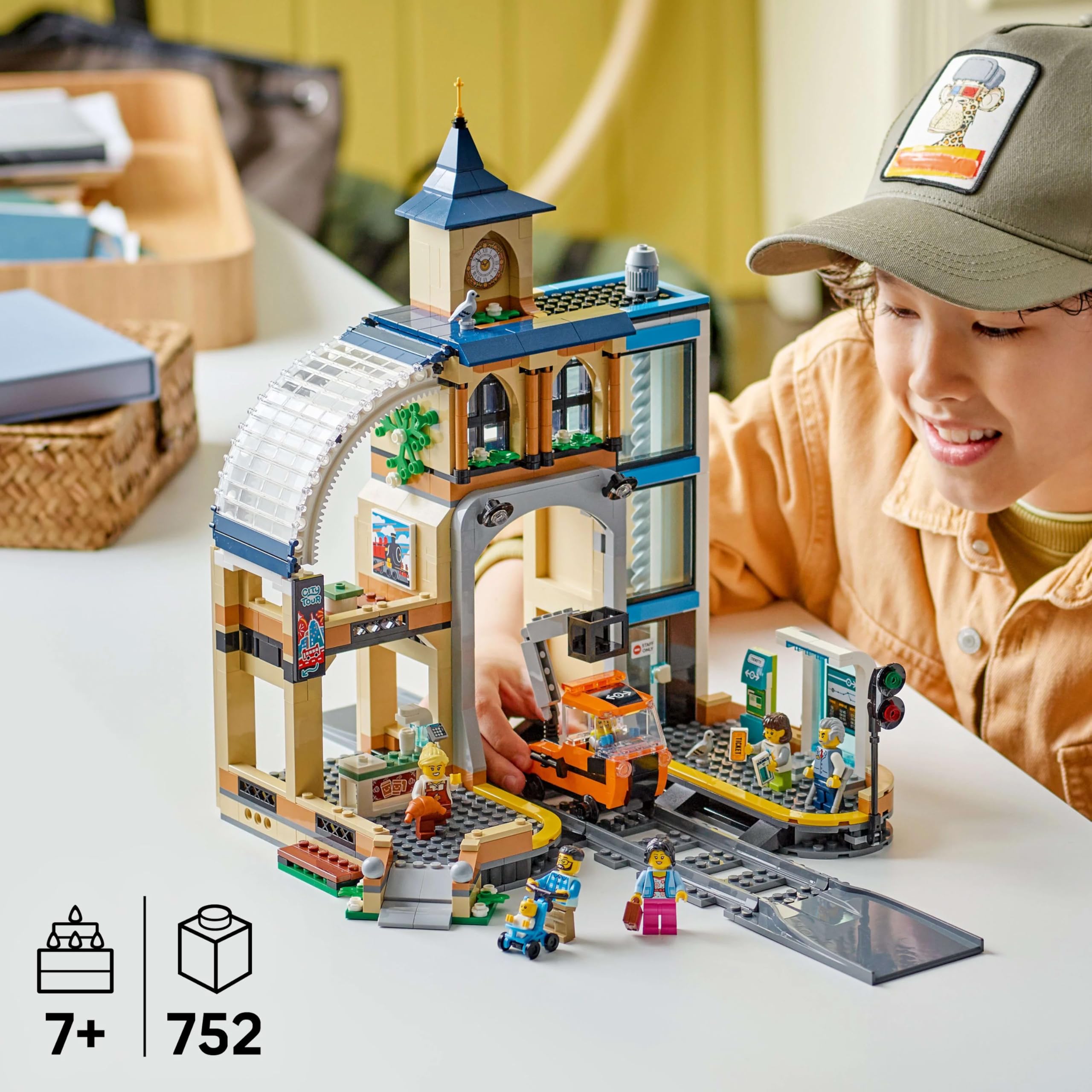 LEGO City Centralny dworzec kolejowy, zabawka dla 7-latka z pojazdami kolejowymi, wagon z wysięgnikiem, sześć minifigurek, figurka dziecka i dwa gołębie, prezent dla chłopca i dziewczynki 60469