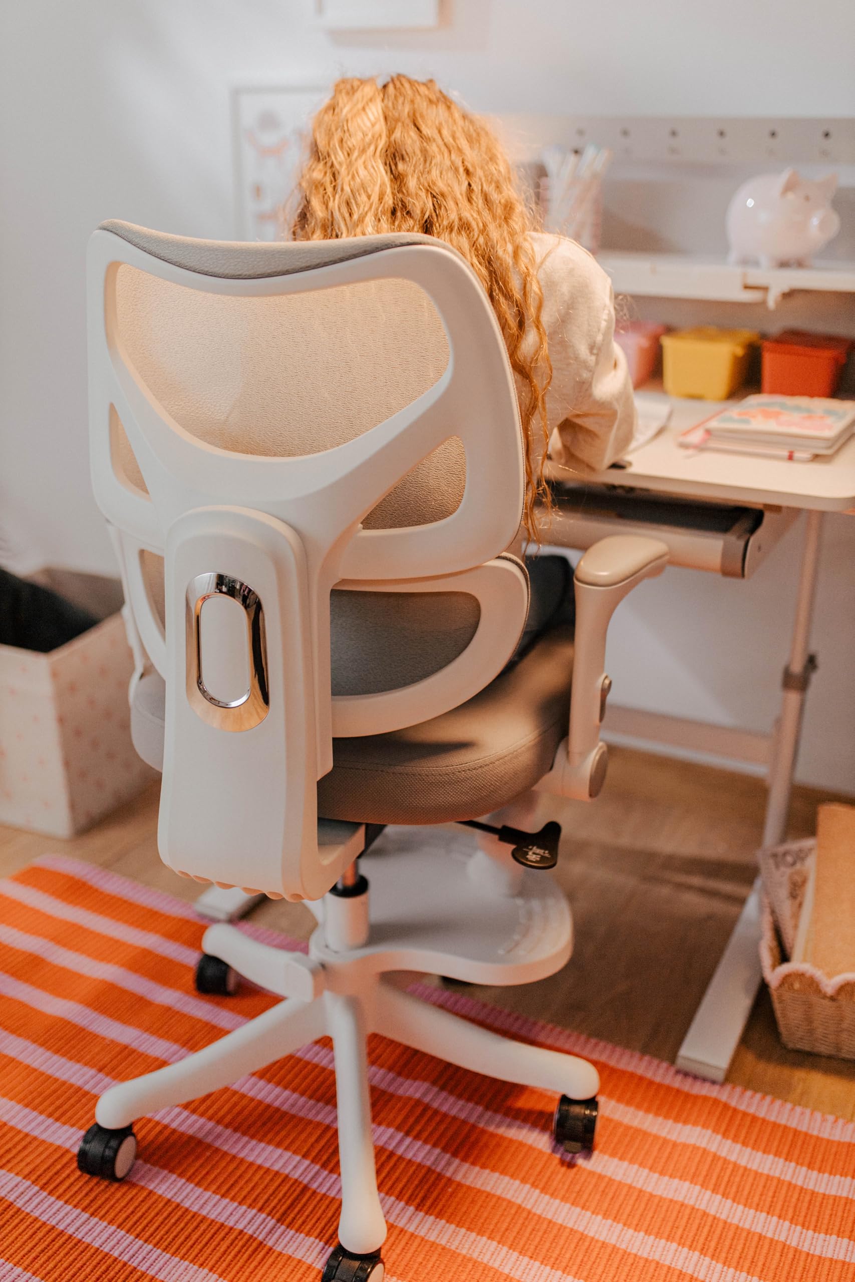 MARK ADLER Junior 5.3 Ergonomischer Kinderstuhl für Kinder und Jugendliche | bis 175 cm - Höhenverstellbar - Mit fußstütze - Verstellbare Rückenlehne - Rollen mit Feststellmechanismus – Grau