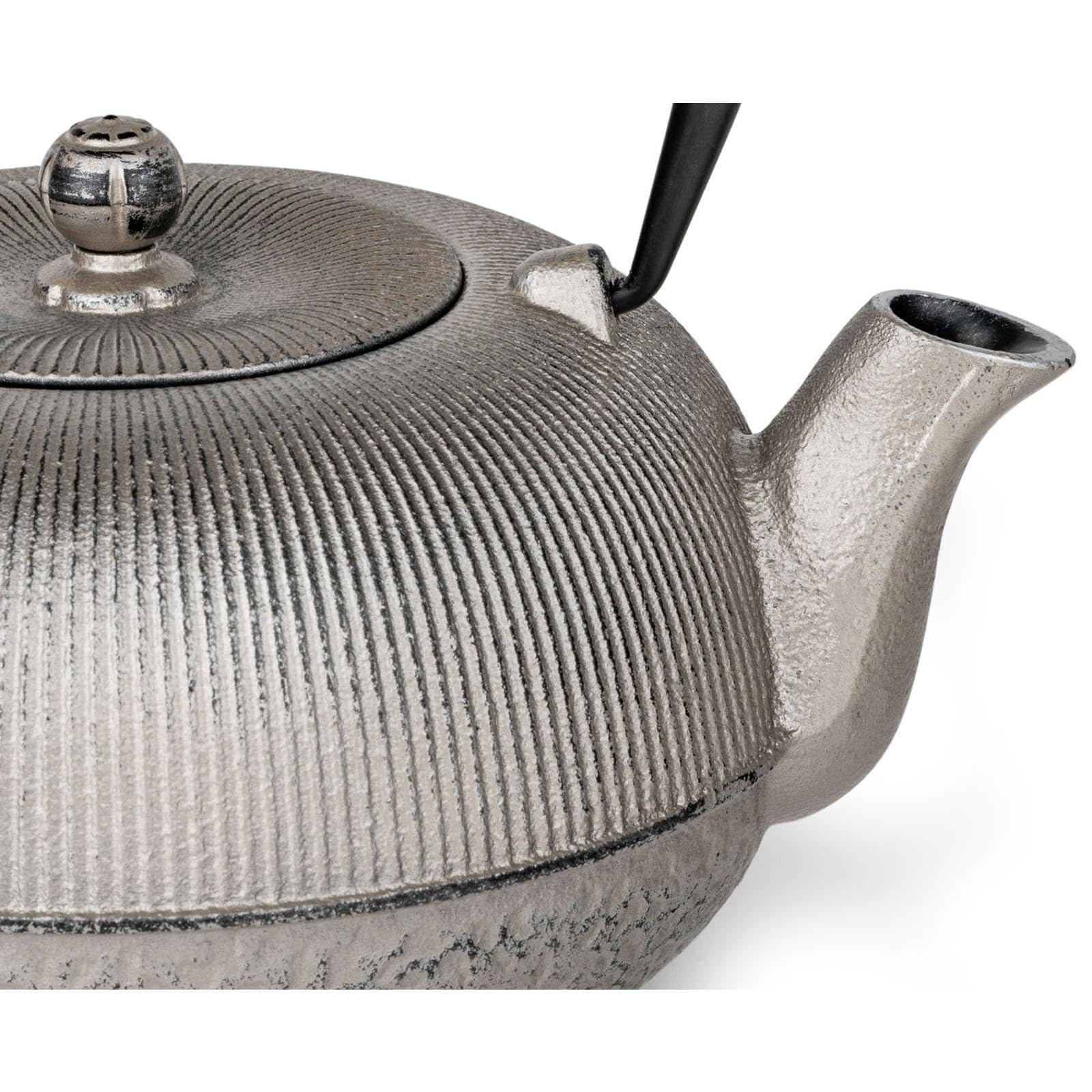 Bredemeijer Tee-Set - Teekanne Gusseisen 1,0 L in Silber-Antik-Optik - Set mit Stövchen für 1 Teelicht & 2 schwarzen Teebechern - Kanne für alle Herdarten geeignet