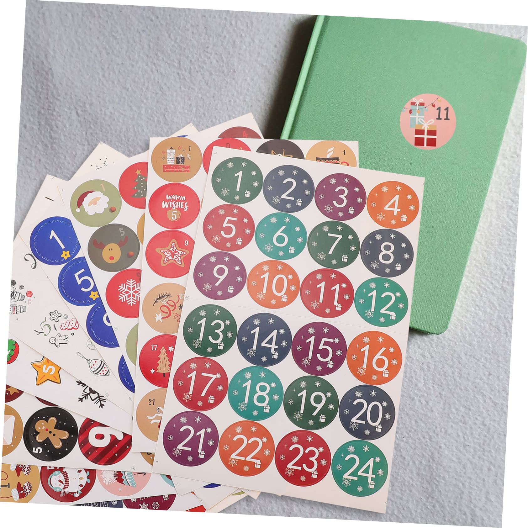 SHERCHPRY 30fogli Adesivi Natalizi Per Regali Di Etichette Numerate Per Calendario Avvento Facili Da Attaccare Su Borse e Scatole Design Creativo Con Elementi Natalizi Per Decorazioni