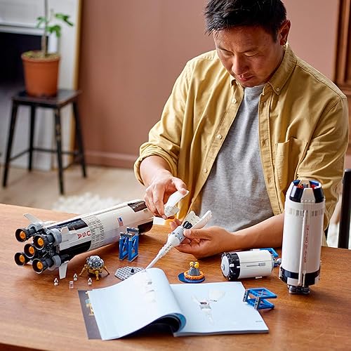 Miniatura 6 de LEGO Ideas NASA Apollo Saturn V 92176 - Cohete modelo espacial exterior para niños y adultos kit de construcción científica 1969 piezas