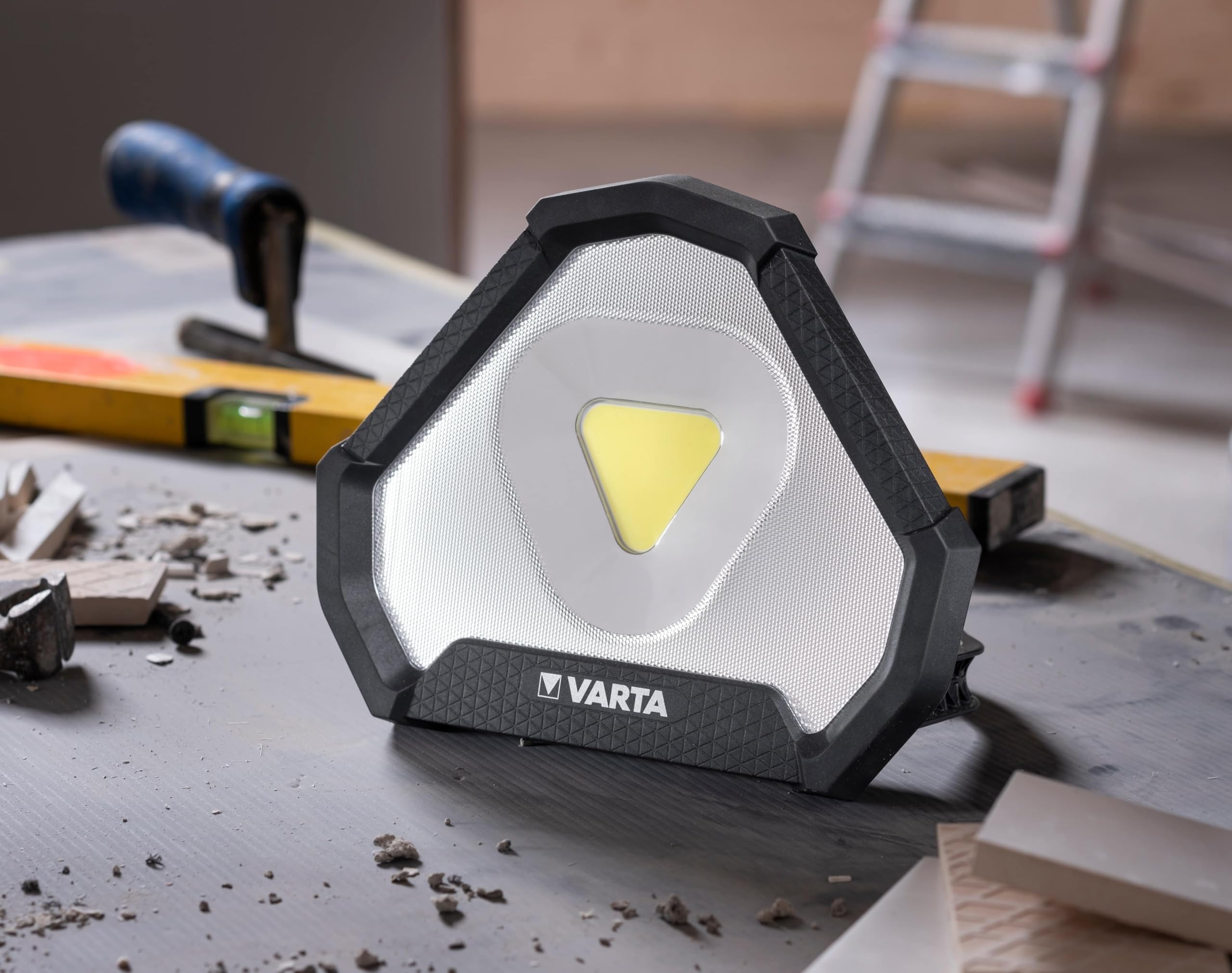 VARTA Foco de trabajo LED, recargable, Work Flex Stadium Light, IP54 | Luz de trabajo 1450 lm, 3 modos de luz, 15 h autonomía, Li-Ion recargable, soporte ajustable, carcasa robusta y duradera