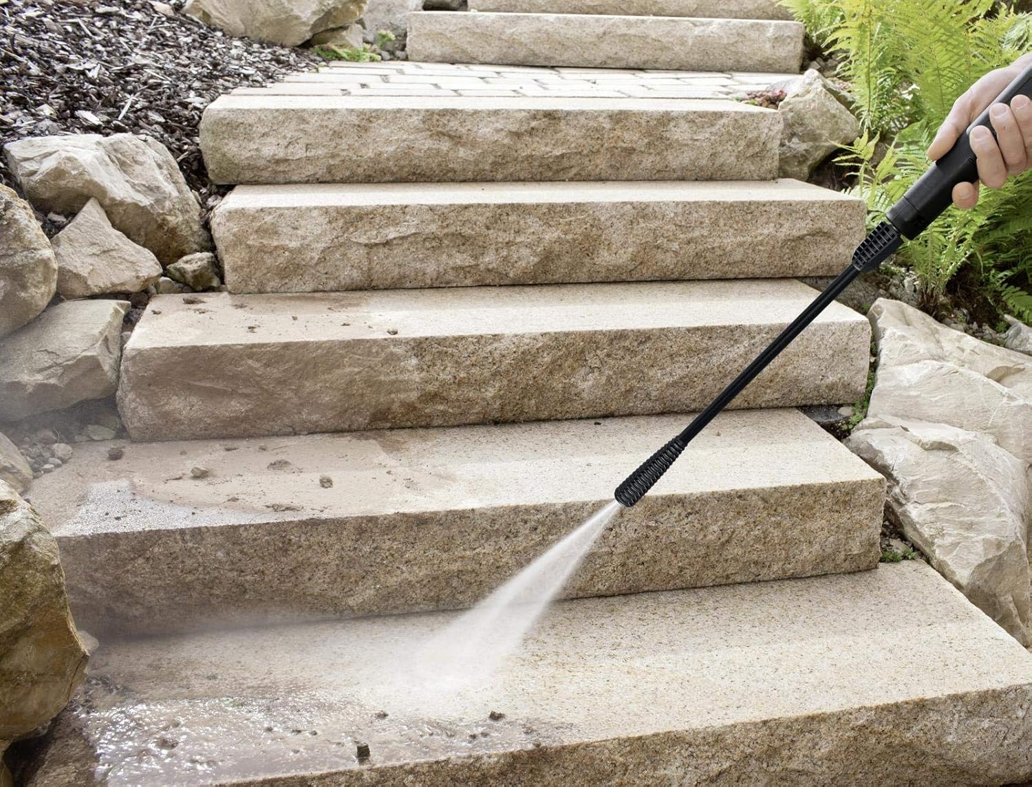 Kärcher басымдуу шайба менен таш тепкичтерди жууп жаткан адам