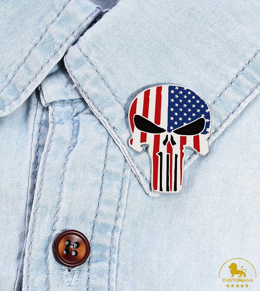 Pin's Broche épinglette Skull punisher drapeau USA flag Biker Triker motard. Livré dans son étui cadeau en velours. Multicolore