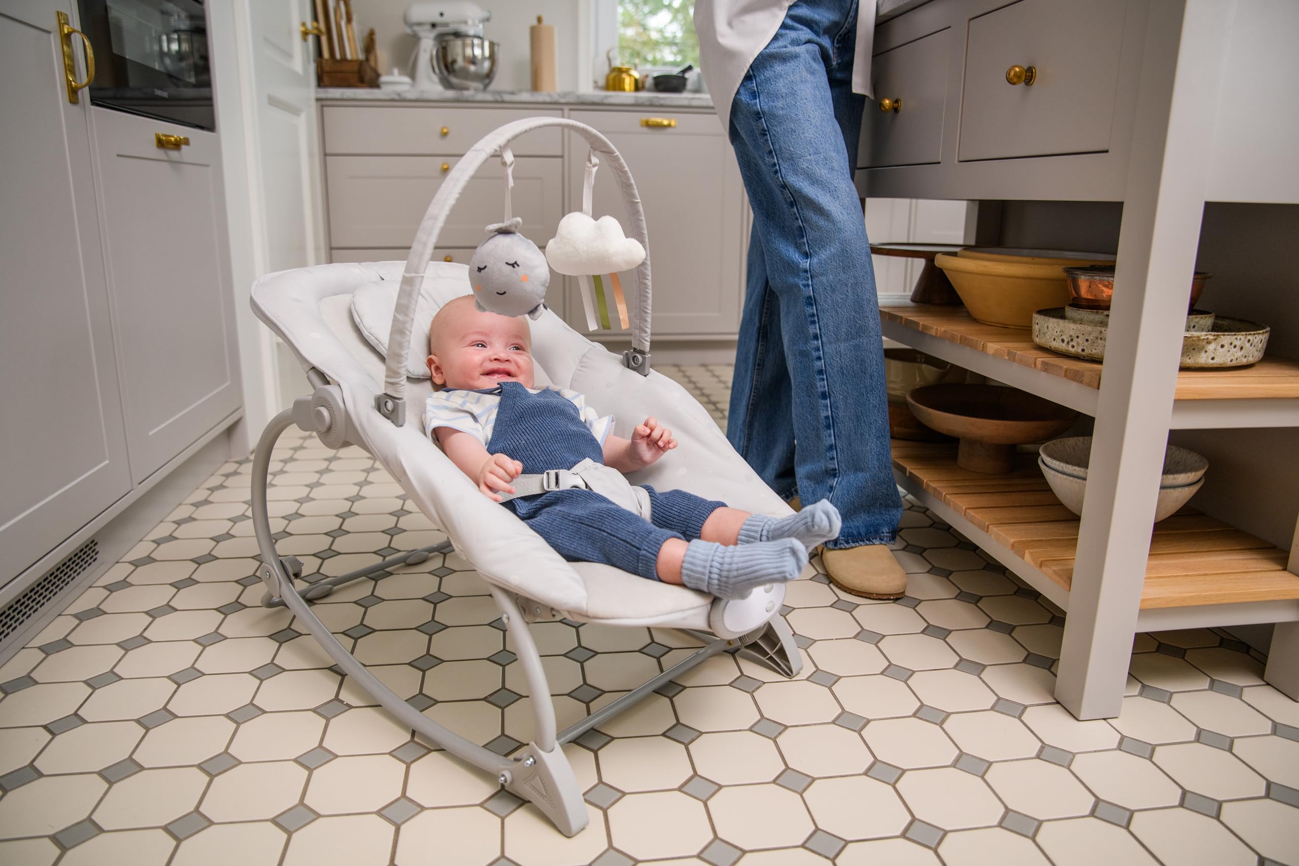 Mecedora MoMi LAPIS para niños hasta 12 kg, a pilas, arnés 3 puntos, barra con 2 juguetes, respaldo 3 posiciones, 8 melodías, control volumen, 3 modos de vibración