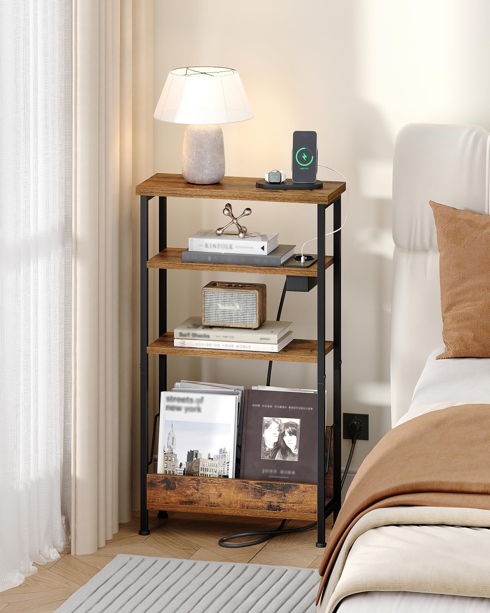 Hzuaneri Table d'Appoint Fine, Bout de Canape à 4 Niveaux avec Porte-revues et Prise de Recharge, Table d'Appoint Adaptée aux Salons, Chambres et Bureaux, Marron Rustique ET40001BEU
