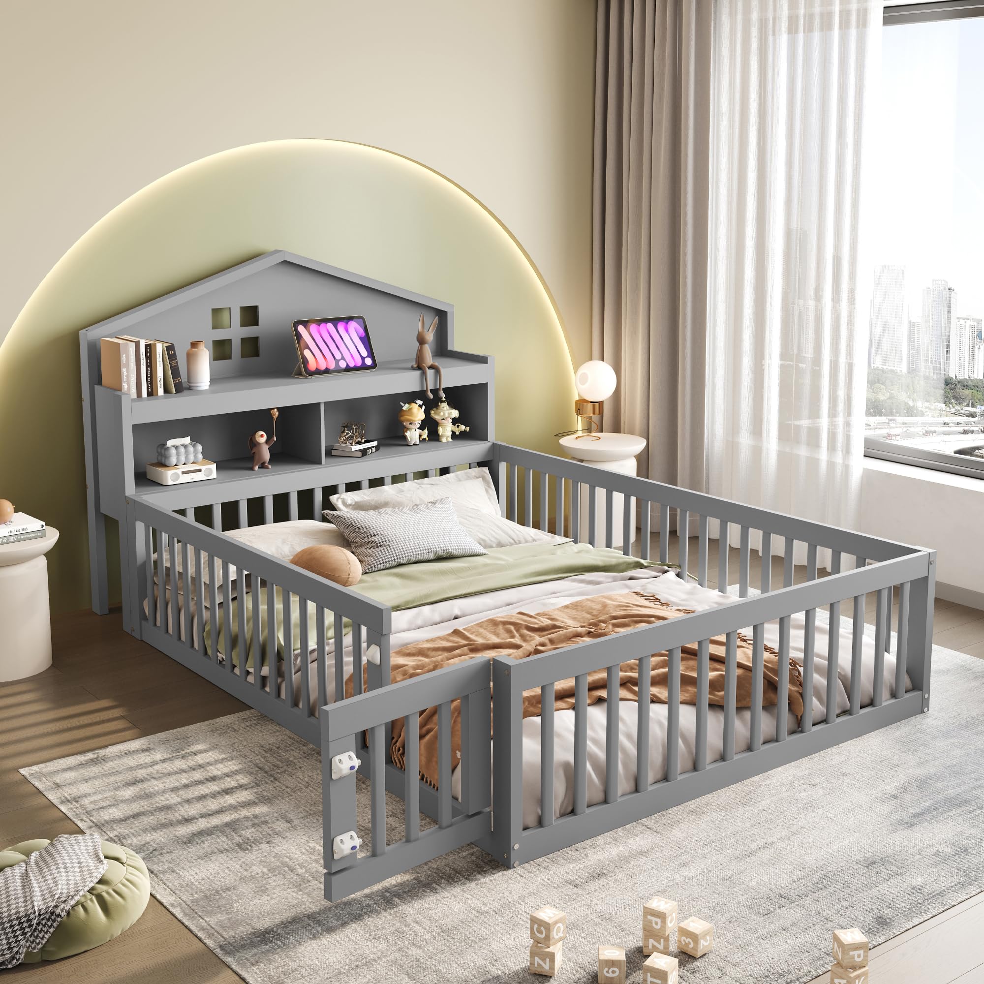 Lettino per bambini 140 x 200 cm, in legno massello, con ripiani e vano portaoggetti, con griglia di protezione e porta, con listello quadri, con rete a doghe (grigio)