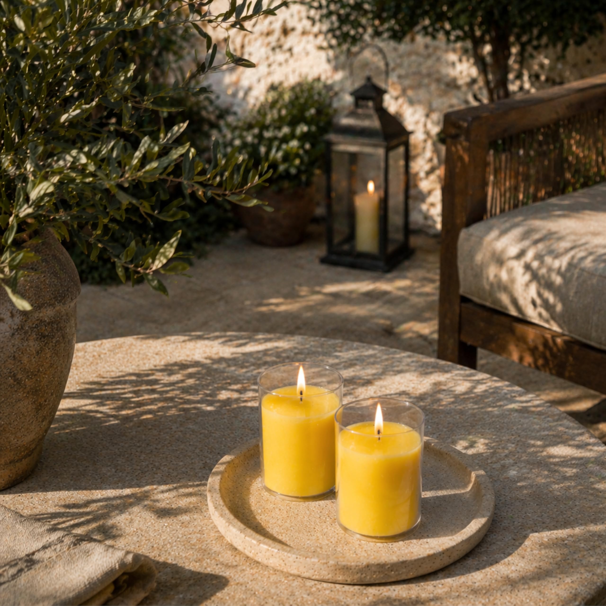Horeca Candles - Velas de té de citronela en funda de plástico transparente - Amarillo - 24 unidades - 24 horas de combustión larga - Velas aromáticas para exteriores, balcón, picnic, camping