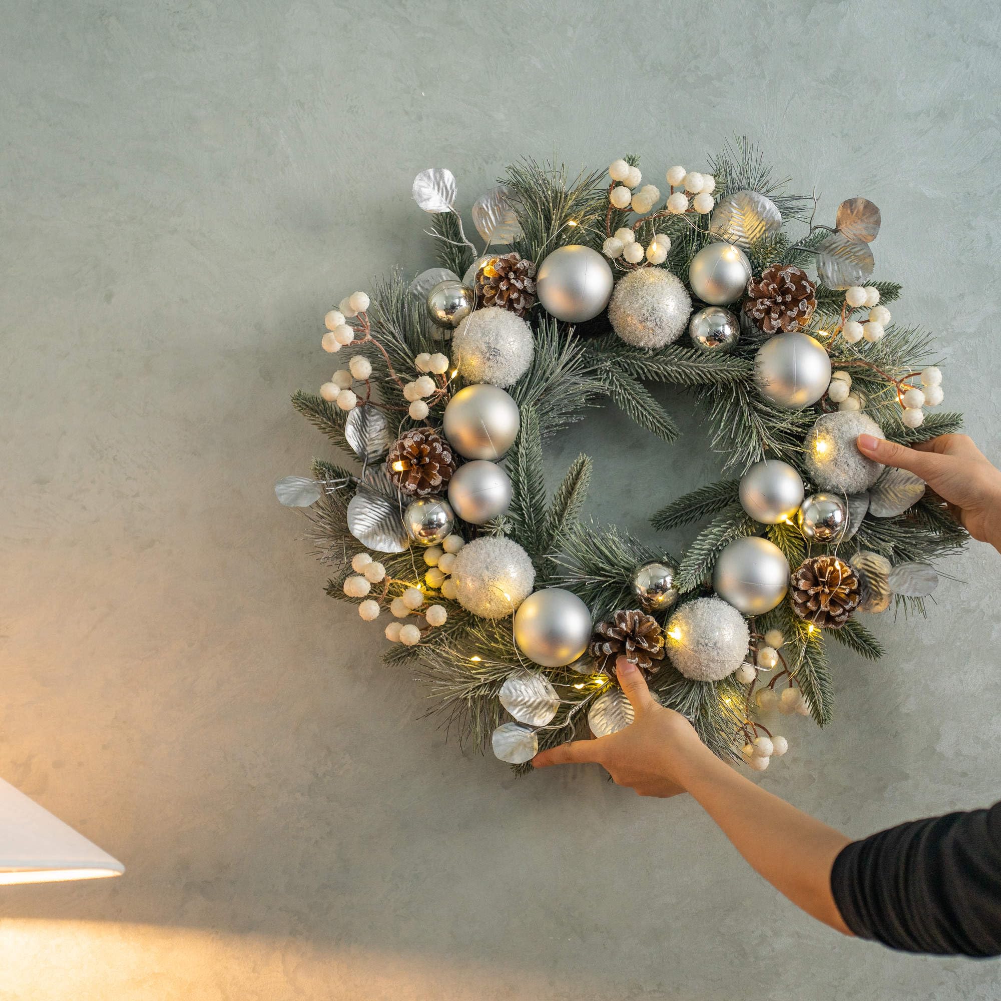 YULETIME Weihnachtskranz, 50,8 cm, Kugeln, Beeren, Tannenzapfen, Blätter, bereifte Fichtenzweige und Tannennadeln (Silber) | Silberfarbene Kugeln, weiße Beeren, Tannenzapfen, silberfarbene Blätter, gefrostete Fichtenzweige und Tannennadeln