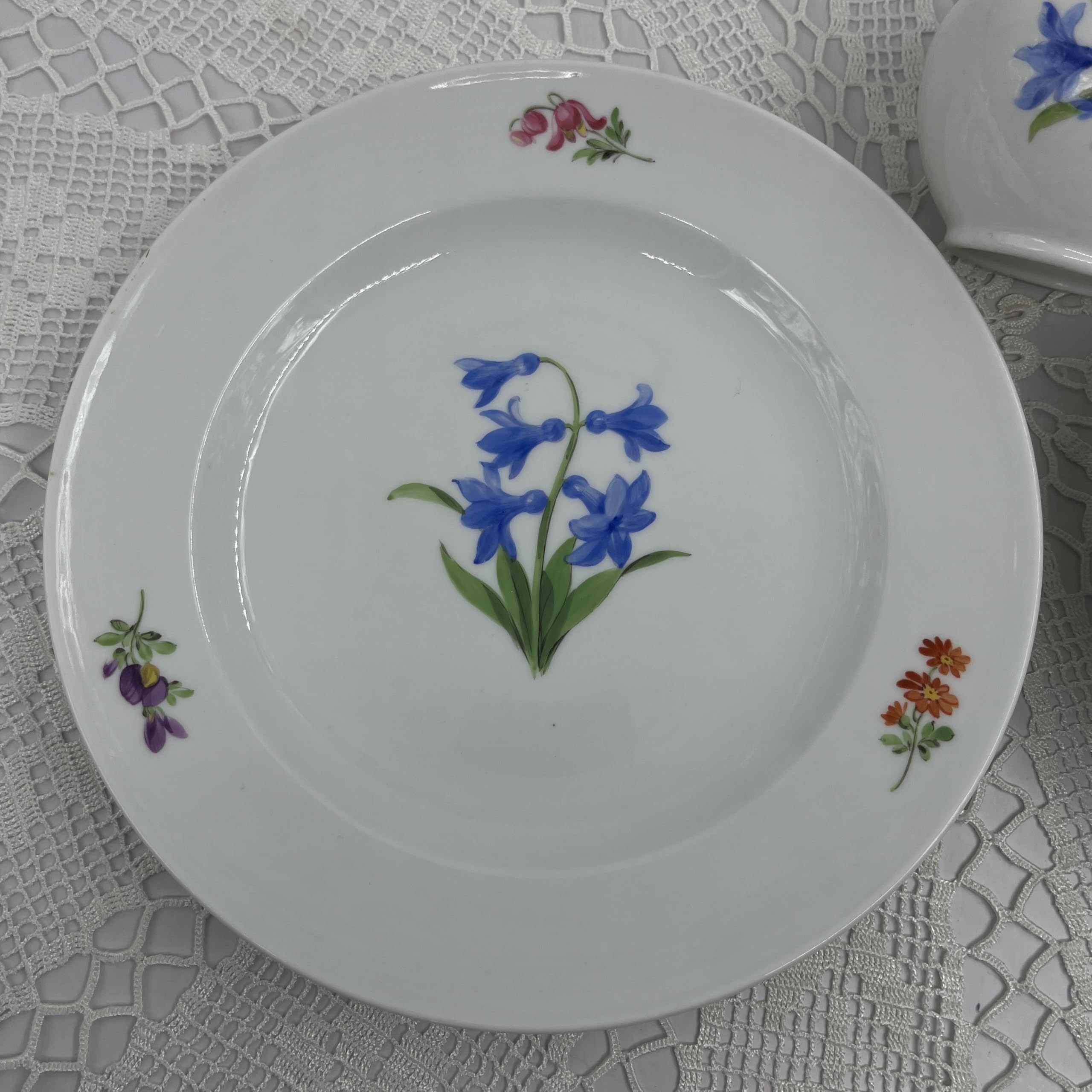 Sammelgedeck 3-tlg. (Tasse/Kaffeetasse, Untertasse, Kuchenteller) Schwanenhals-Tasse – Gestreute Blümchen mit Blumenmuster, 2.WahlAus der weltberühmten Porzellanstadt. SKU2185