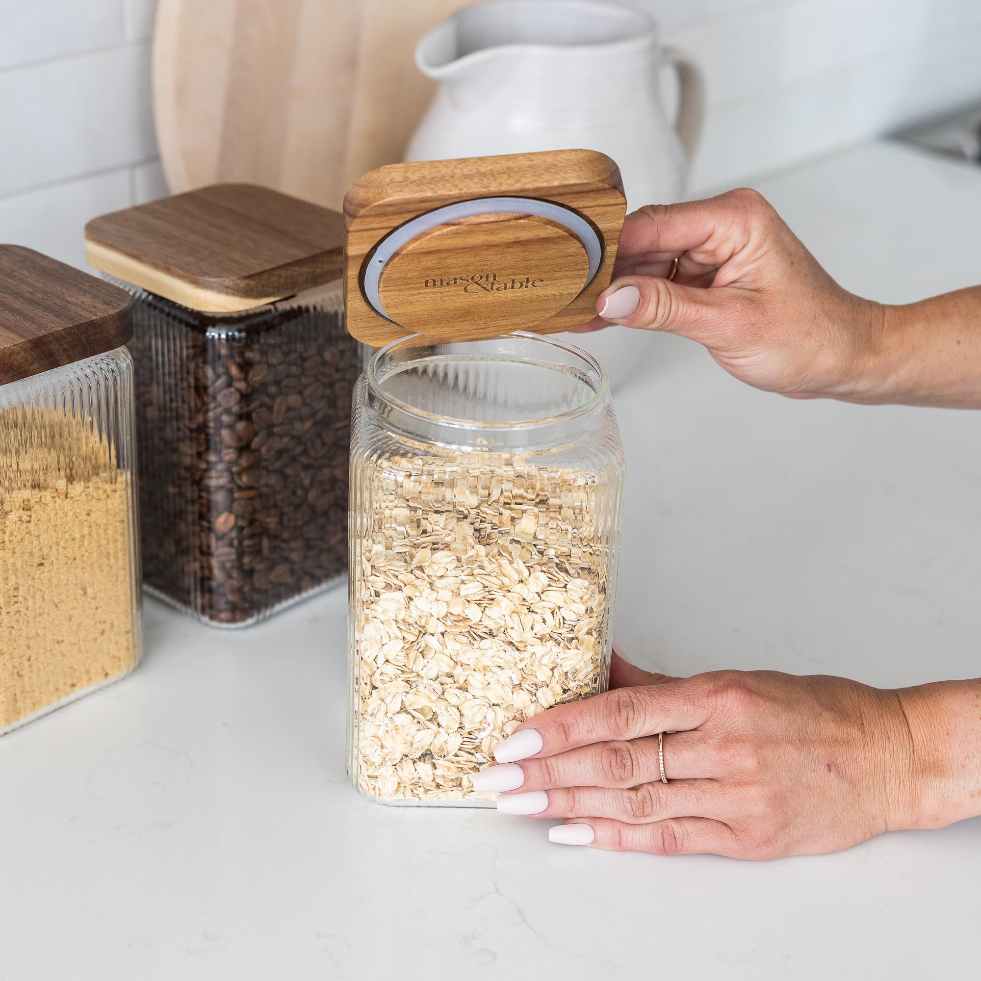 Mason & Fable Barattolo quadrato in vetro a coste con coperchio in legno, 1350 ml, set da 3 barattoli ermetici scanalati per alimenti, pasta, caffè, noci, contenitore quadrato per casa e cucina