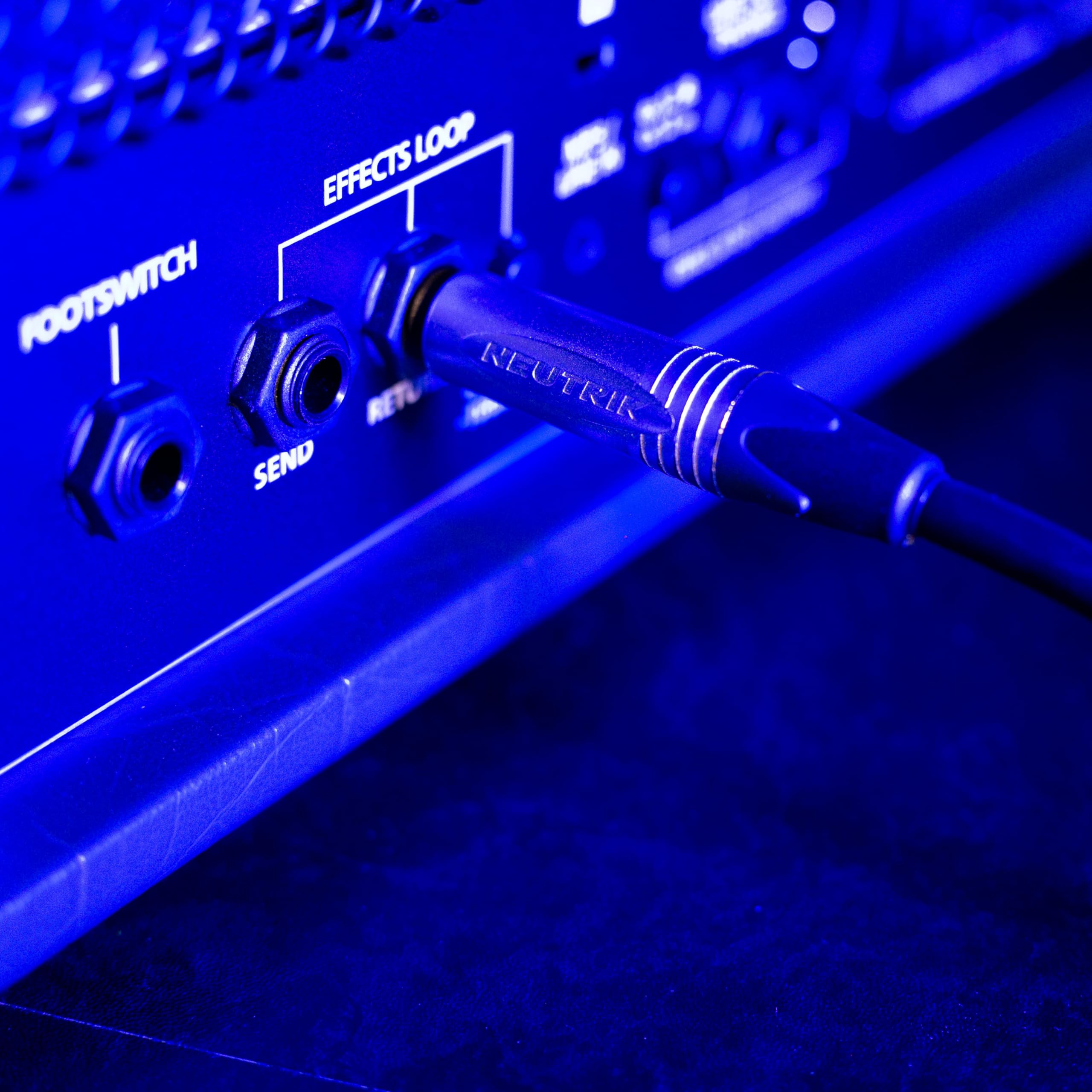 Plugger Elite Câble symétrique XLR mâle/Jack mâle stéréo TRS 6,35mm. Longueur 15m. Connecteurs Neutrik. Ampli, basse, guitare, haut-parleur, appareil DJ, synthé, carte son et autres. Qualité Pro