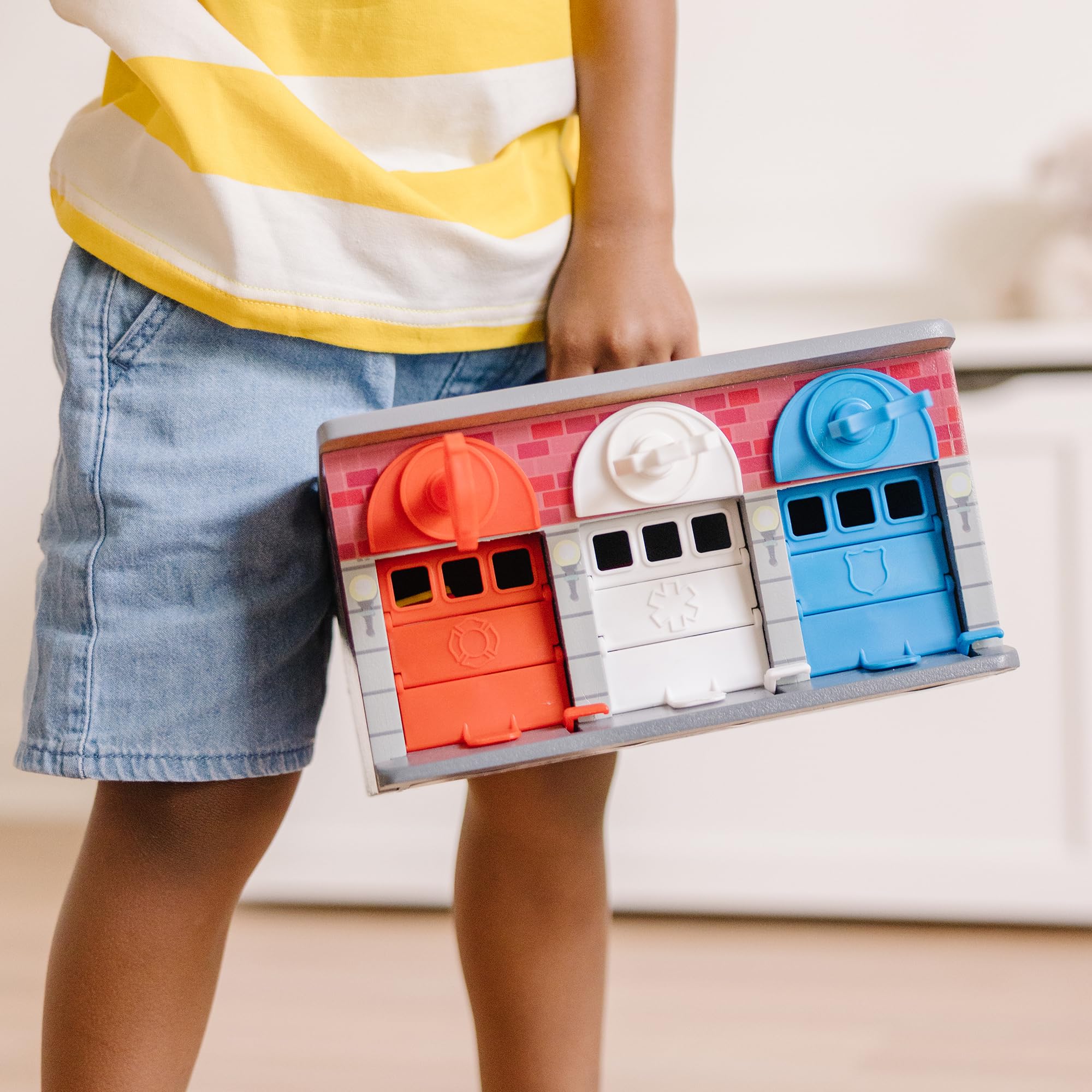 Melissa & Doug - Spielzeug Garage mit Schlüsseln und Rettungsfahrzeugen aus Holz, 7-teilig, für Kinder ab 3 Jahren