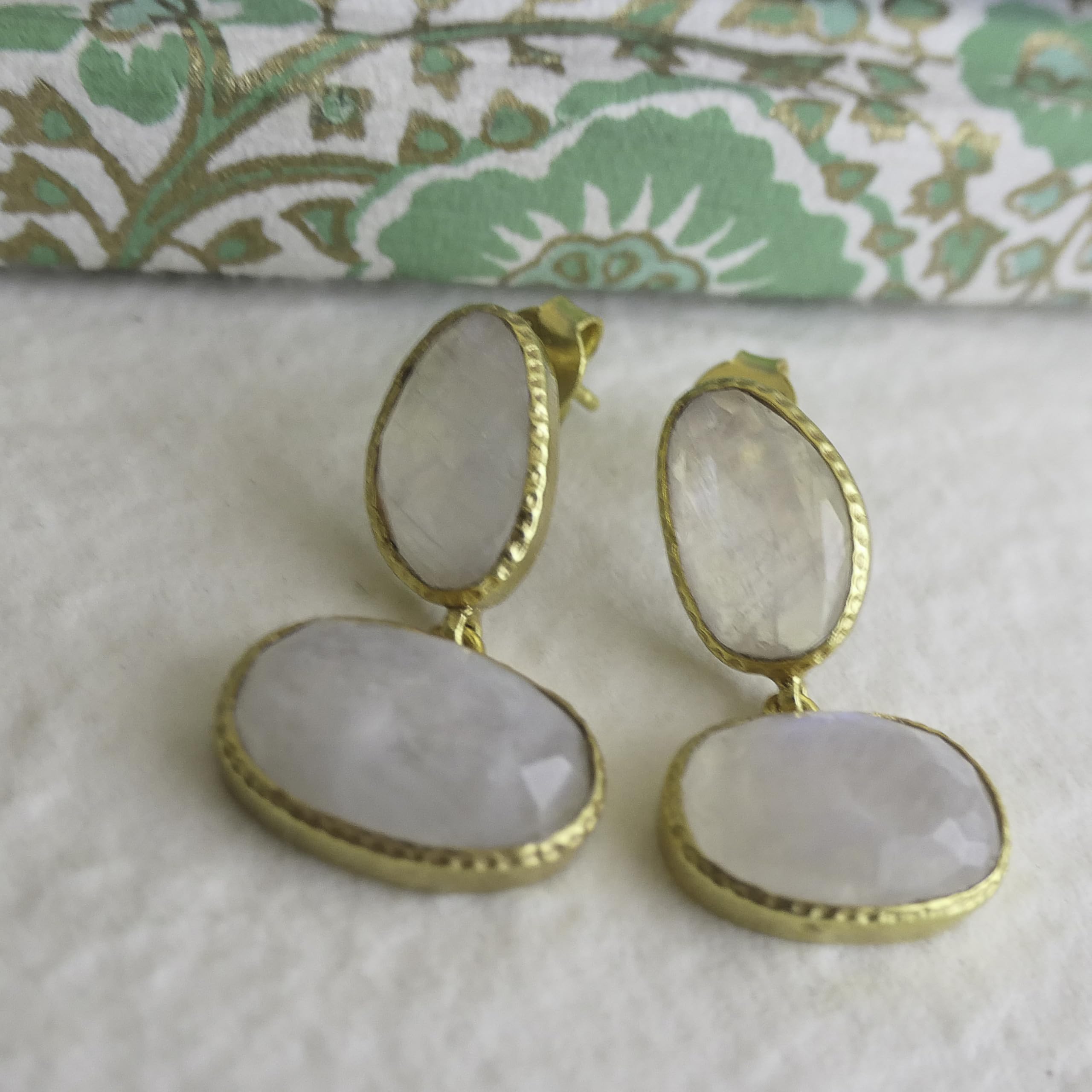 Pendientes colgantes de plata de ley bañada en oro con piedra lunar (piedra preciosa natural)