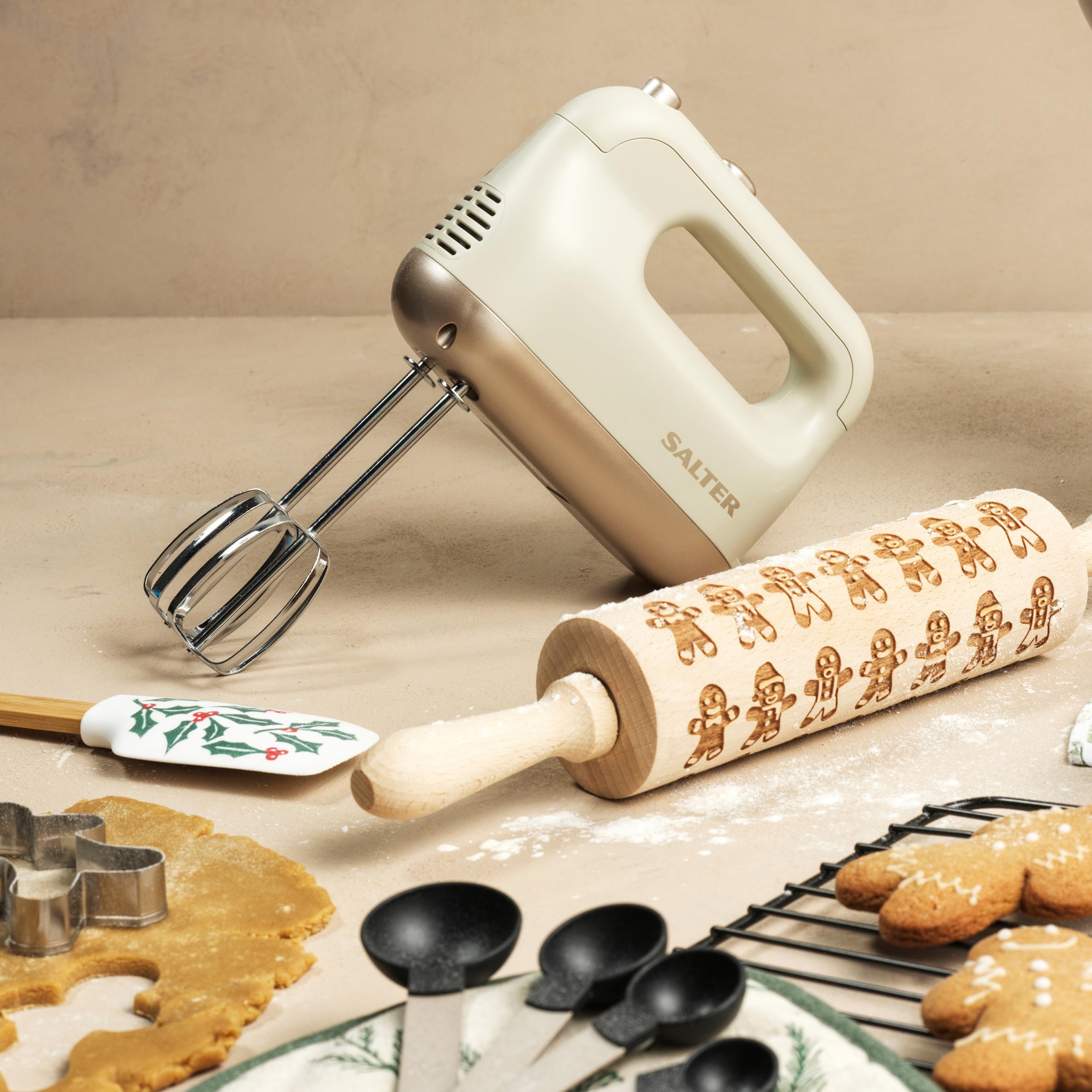 Salter Bakes Hand Mixer & Bakeware Set – Set da forno antiaderente impilabile, frusta elettrica con 5 velocità, accessori rimovibili in acciaio inox, tortiere, teglia e griglia di raffreddamento