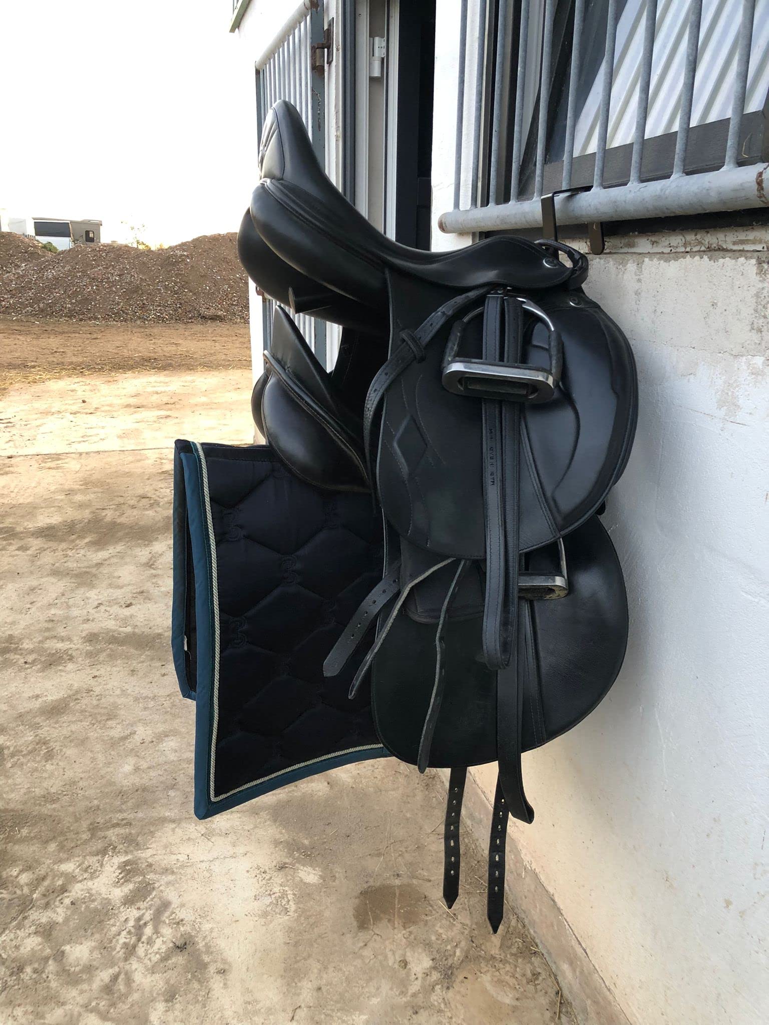 Soporte para sillín de caballo, plegable, para 2 sillines, portátil, en color negro (2 soportes)