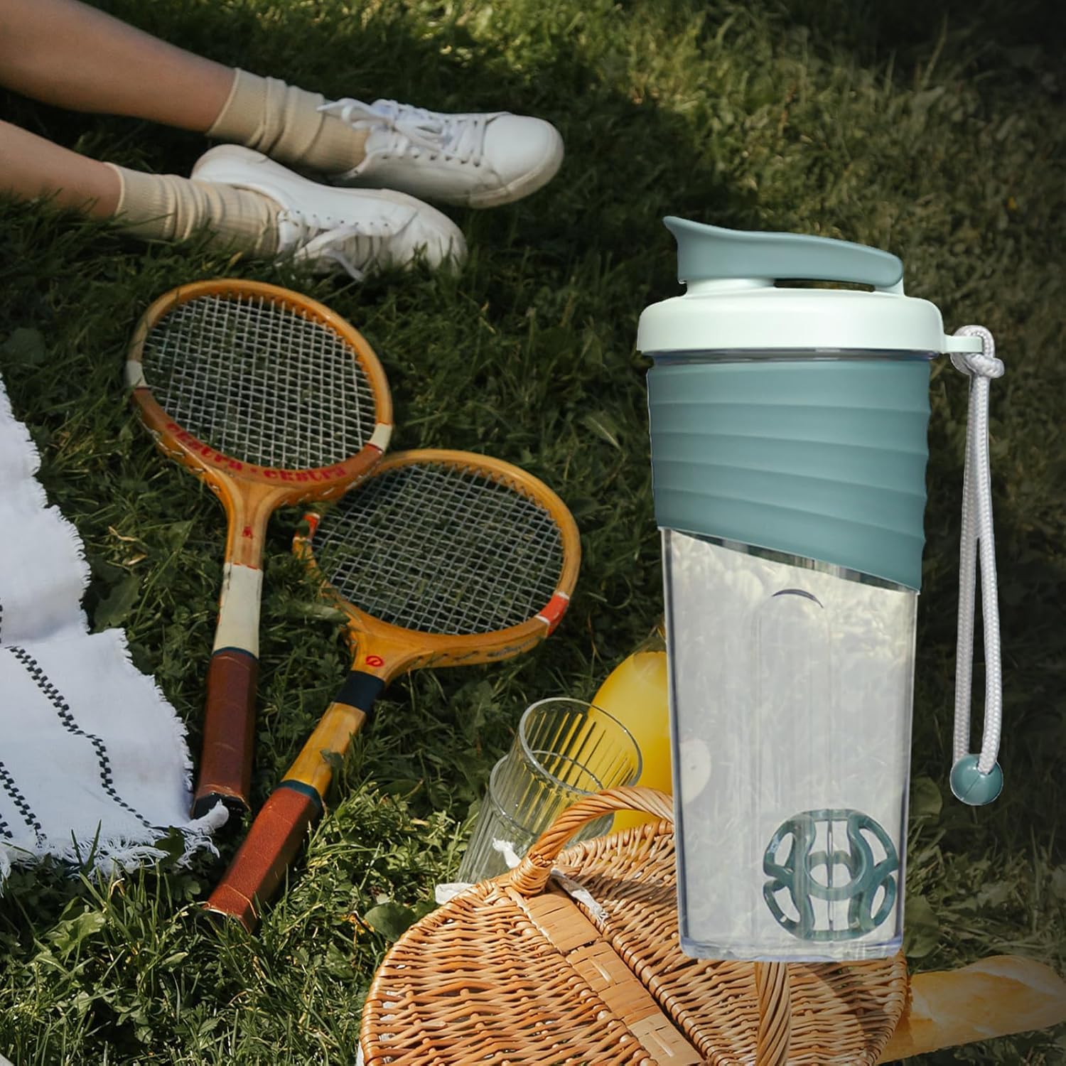 Lot de 2 bouteilles shaker pour mélanges protéinés, 710 ml – Bouteilles shaker protéinées avec boule fouet, bouteille mélangeuse, bouteille protéinée, gobelet shaker portable pour boissons