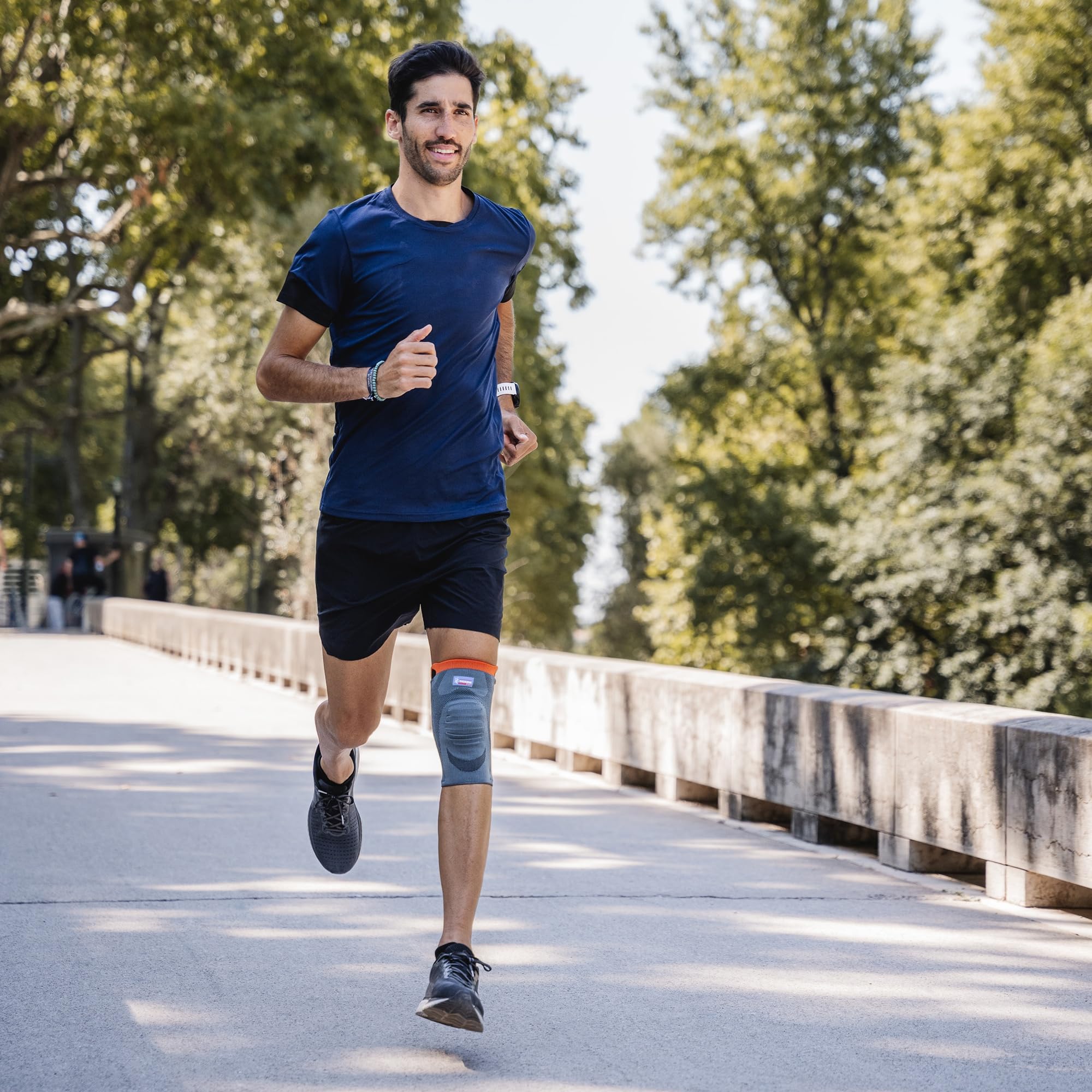 Thuasne - Ginocchiera Sportiva a Maglia di Tenuta Rinforzata - Tenuta e Comfort al Ginocchio - Tessuto Elastico, Balene Laterali Morbide - Uso Semplice - Dispositivo Medico CE