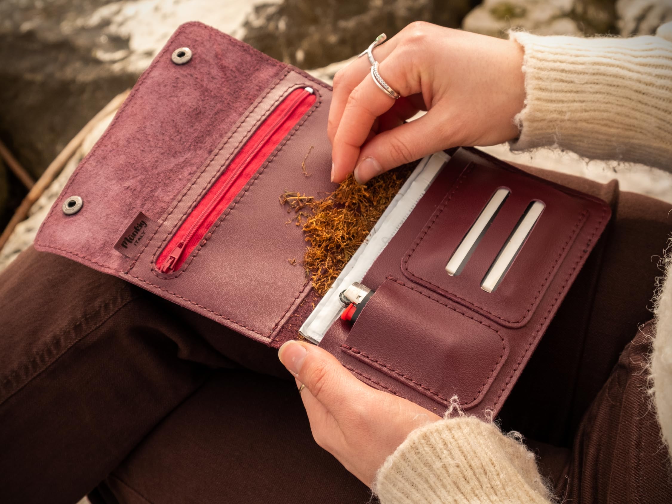Portatabacco in Vera Pelle Personalizzabile con incisione - Astuccio con tasche e zip per tabacco, cartine e filtri - Regalo Made in Italy con scatola in metallo (Borgogna)