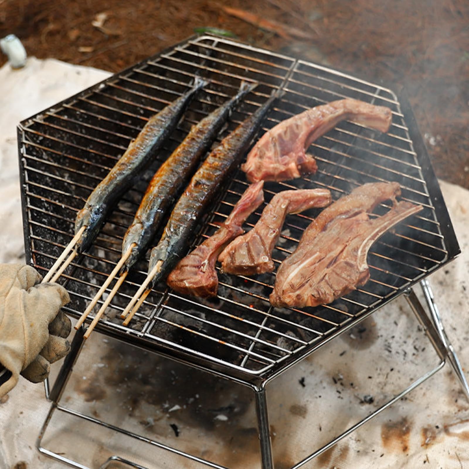 Barbecue multifunzionale esagonale trasportabile per campeggio evidenziando braciere cottura acqua bollente e capacità di grigliare barbecue all'aperto con rete