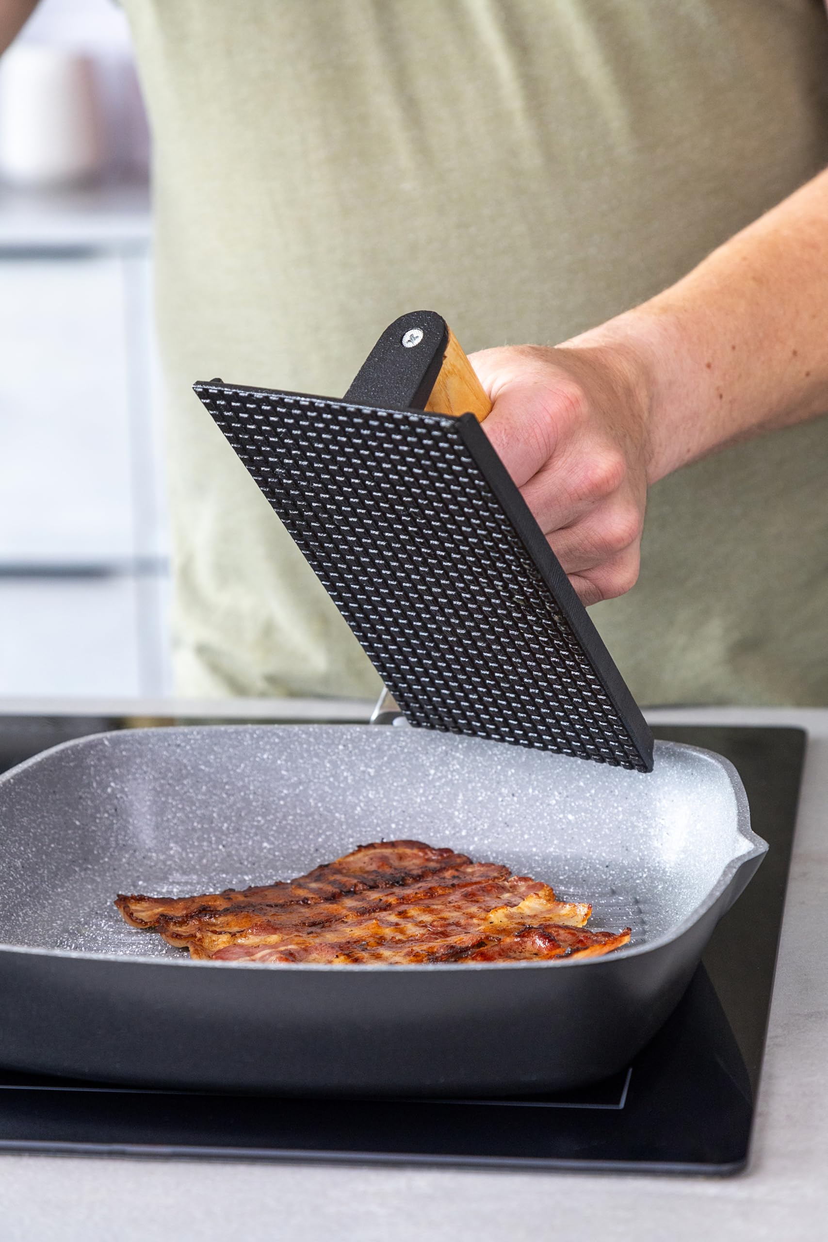 MasterClass Żeliwna prasa do grillowania, wytrzymały ciężarek do steków z drewnianą rączką, prasa do burgerów, akcesorium do patelni grillowej i grilla, 21 cm