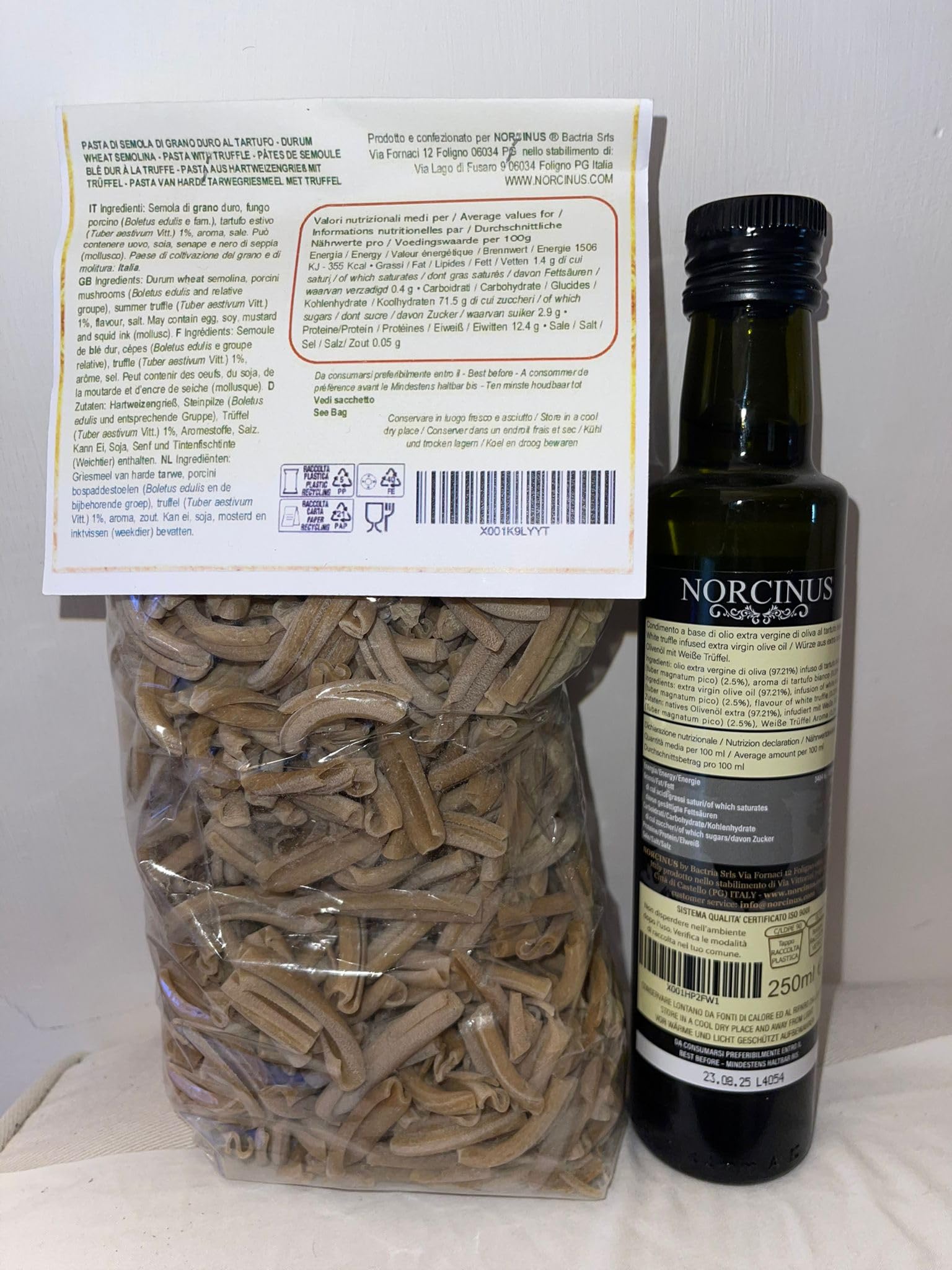 Trufas Norcinus, caja regalo con 500 gramos de Norcinetti con trufa negra de trigo cultivado y procesado en Italia + 250 ml de aceite de oliva virgen extra italiano con trufa blanca