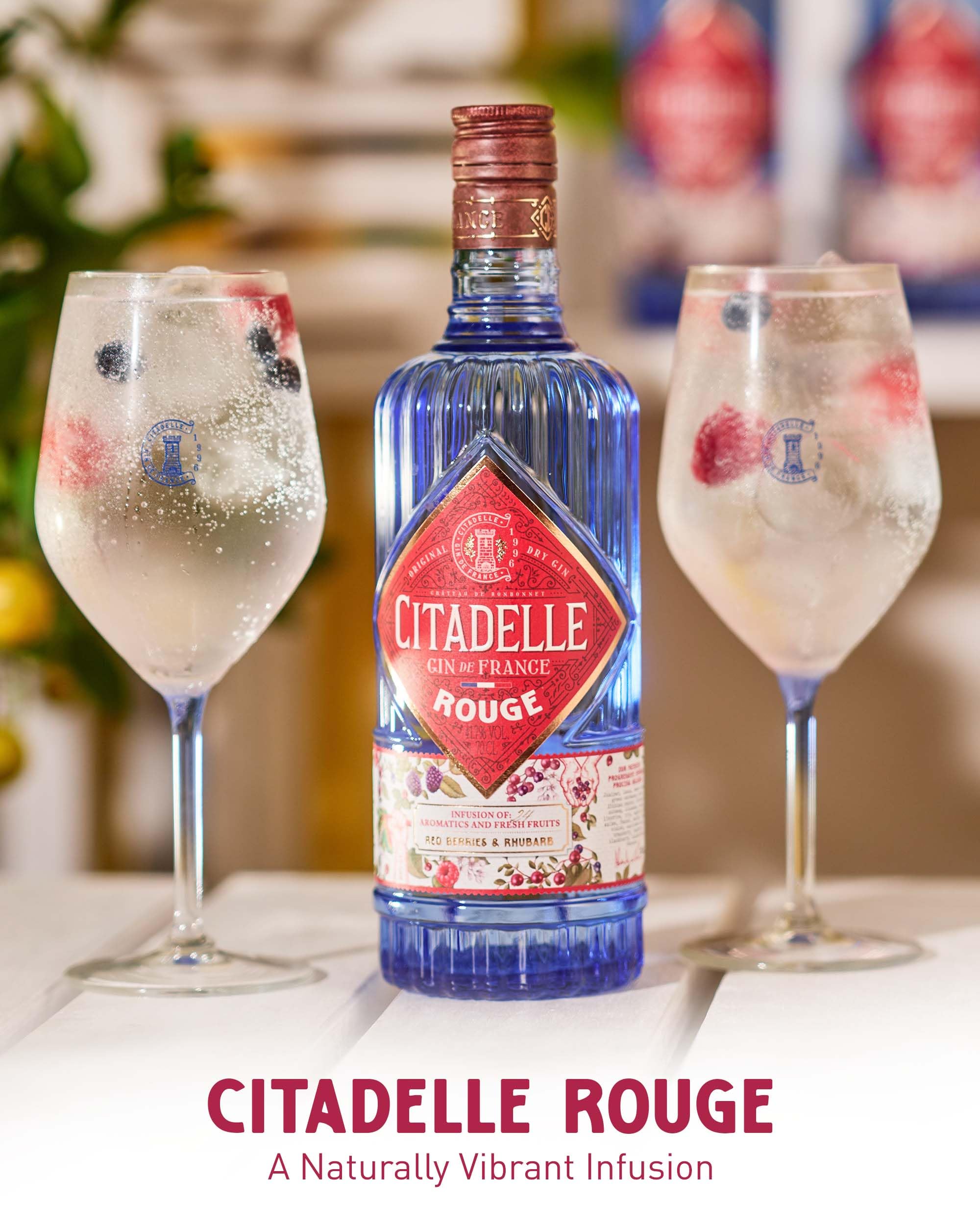 Citadelle, Gin Rouge, 700ml, Ideale per Gin Tonic Fruttato, Note di Frutti Rossi, Dolci e Piccanti, 24 Botaniche, Gin Artigianale Francese Distillato in Alambicco Tradizionale, Idea Regalo, 41,7% Vol.