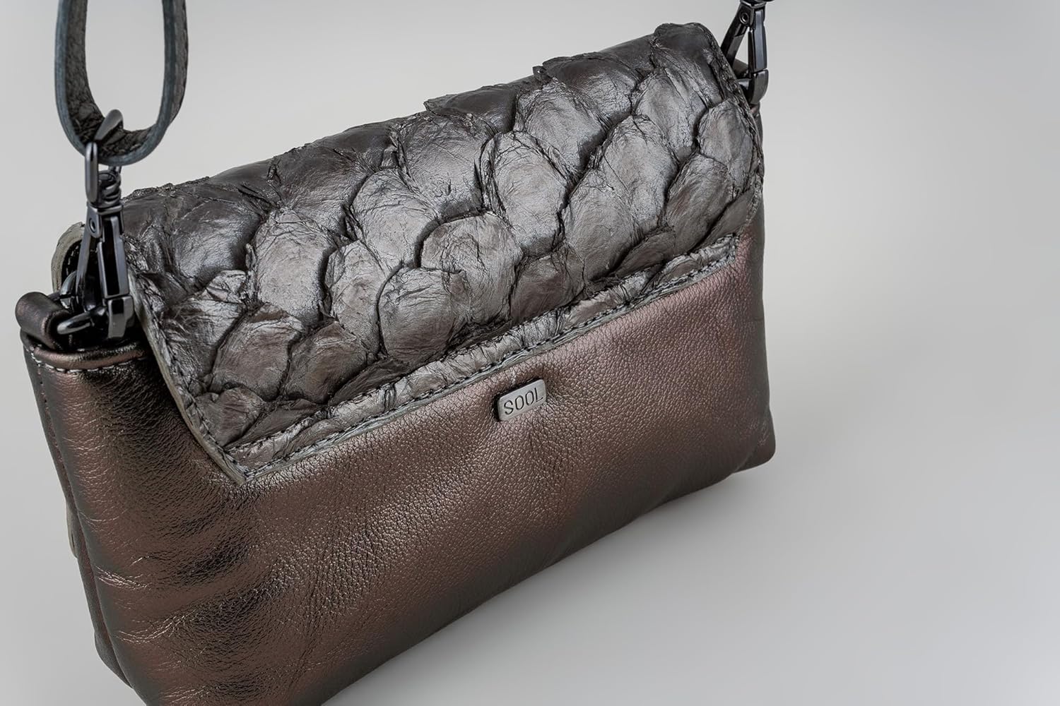 Bolsa Luna em Couro Legítimo de Pirarucu Sustentável, Alça Intercambiável, Tamanho Único – Marca Sool em promoção! Veja a oferta e mais achadinhos de Bolsas 7 Hoje é o melhor dia para comprar Bolsa Luna em Couro Legítimo de Pirarucu Sustentável, Alça Intercambiável, Tamanho Único – Marca Sool com aquele preço maroto! Promoção! Aproveite a oferta! 7