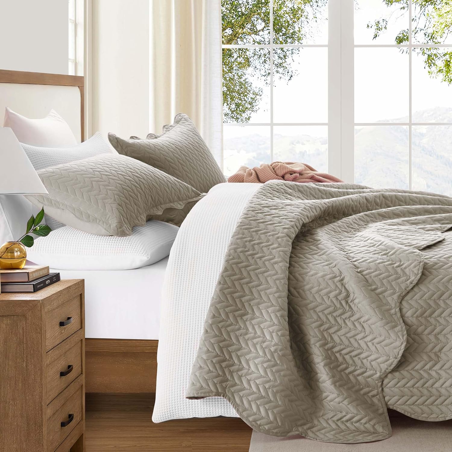 MOONLIGHT20015 Bedspreads Quilts Queen Size Bedding Set (90" x 96") - 2 Pillow Shams (20" x 26"+ 2") - All Season Lightweight Reversible 3 Pcs Microfiber Coverlet Set Embossed Quilt Bedspreads (Beige)