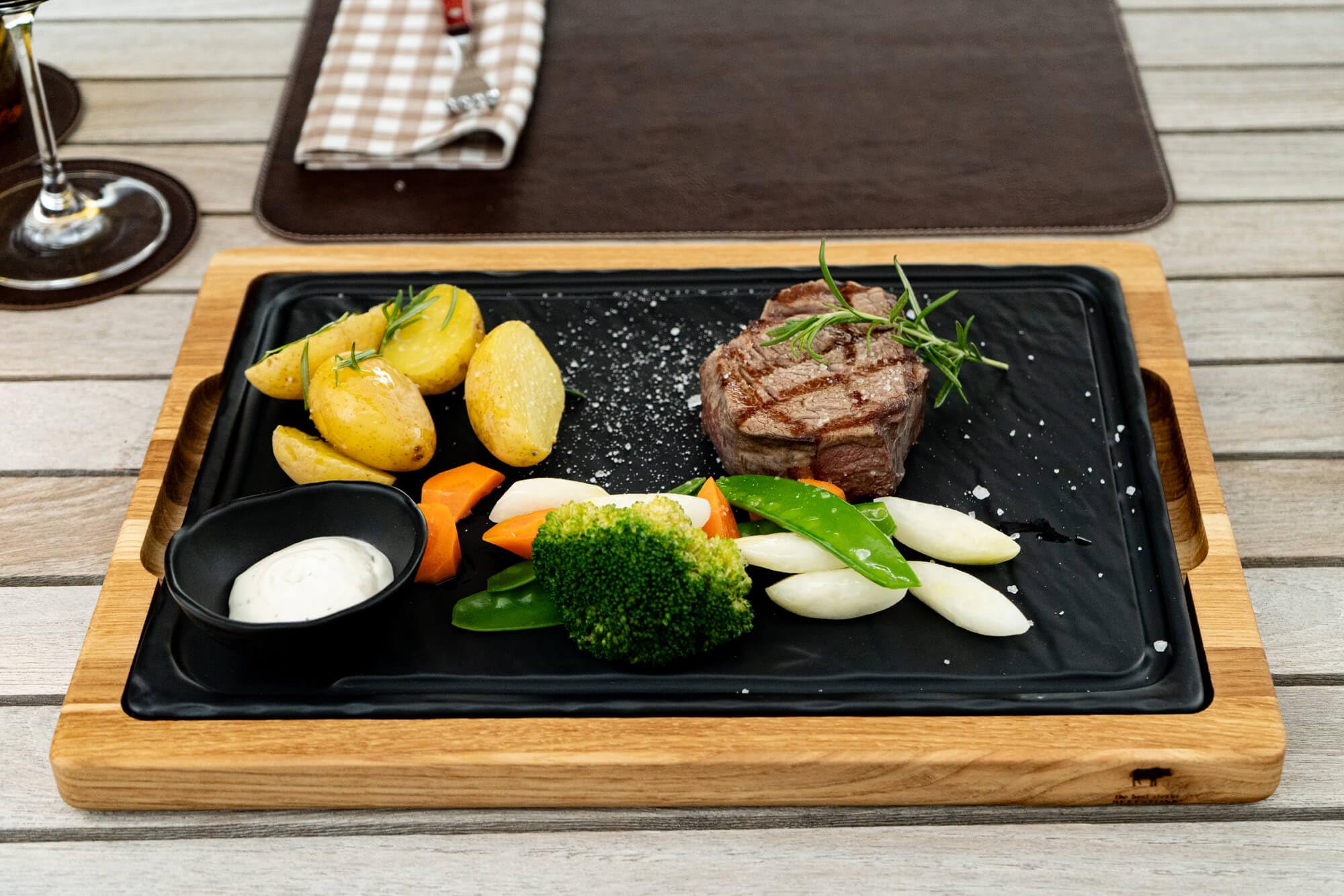 Plato para servir con tabla de roble, 1 plato de porcelana y 1 cuenco de porcelana con aspecto de pizarra